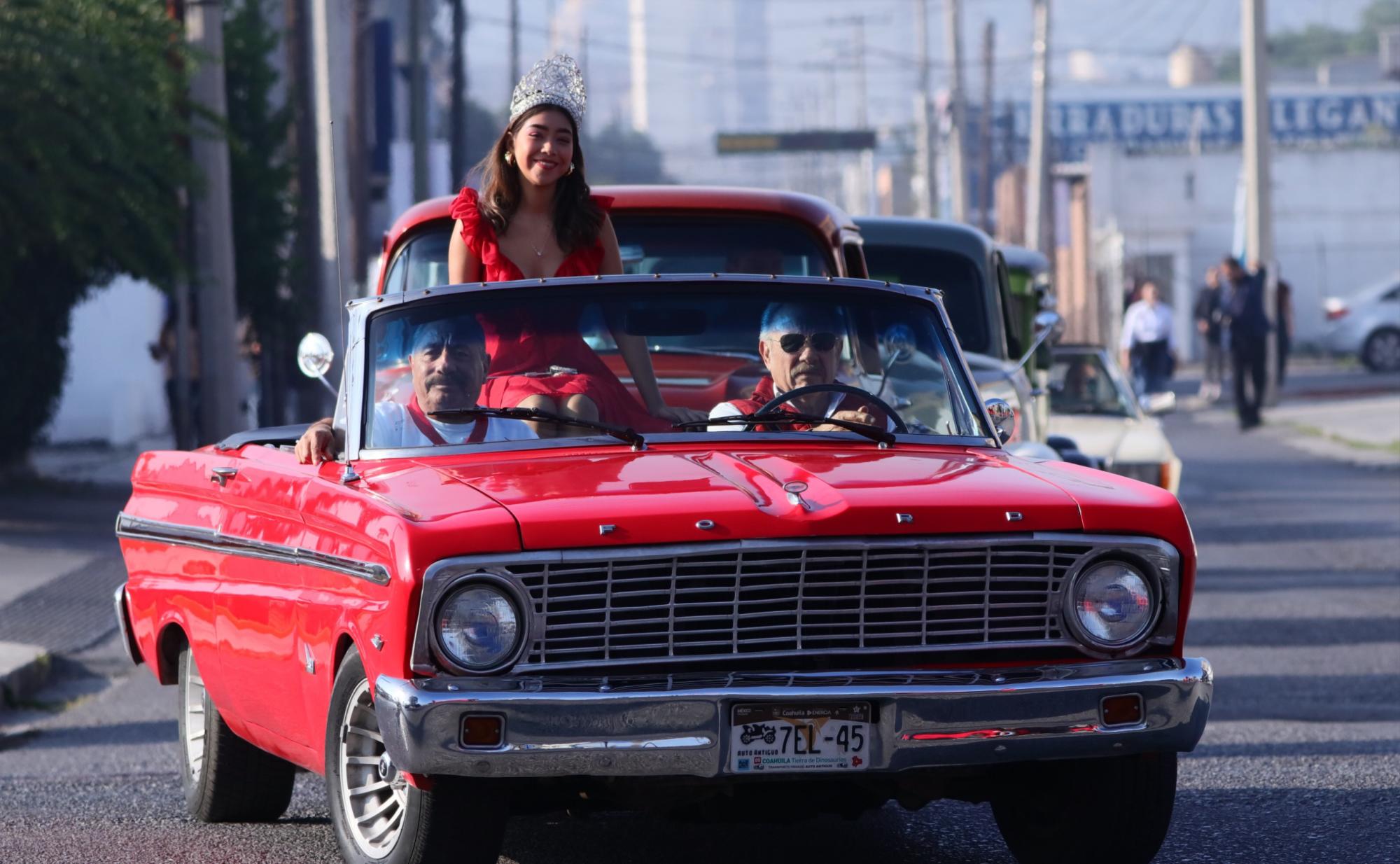 $!Un auto clásico recorrió las calles de Saltillo, añadiendo un toque nostálgico al desfile por el 157 aniversario del Ateneo Fuente.