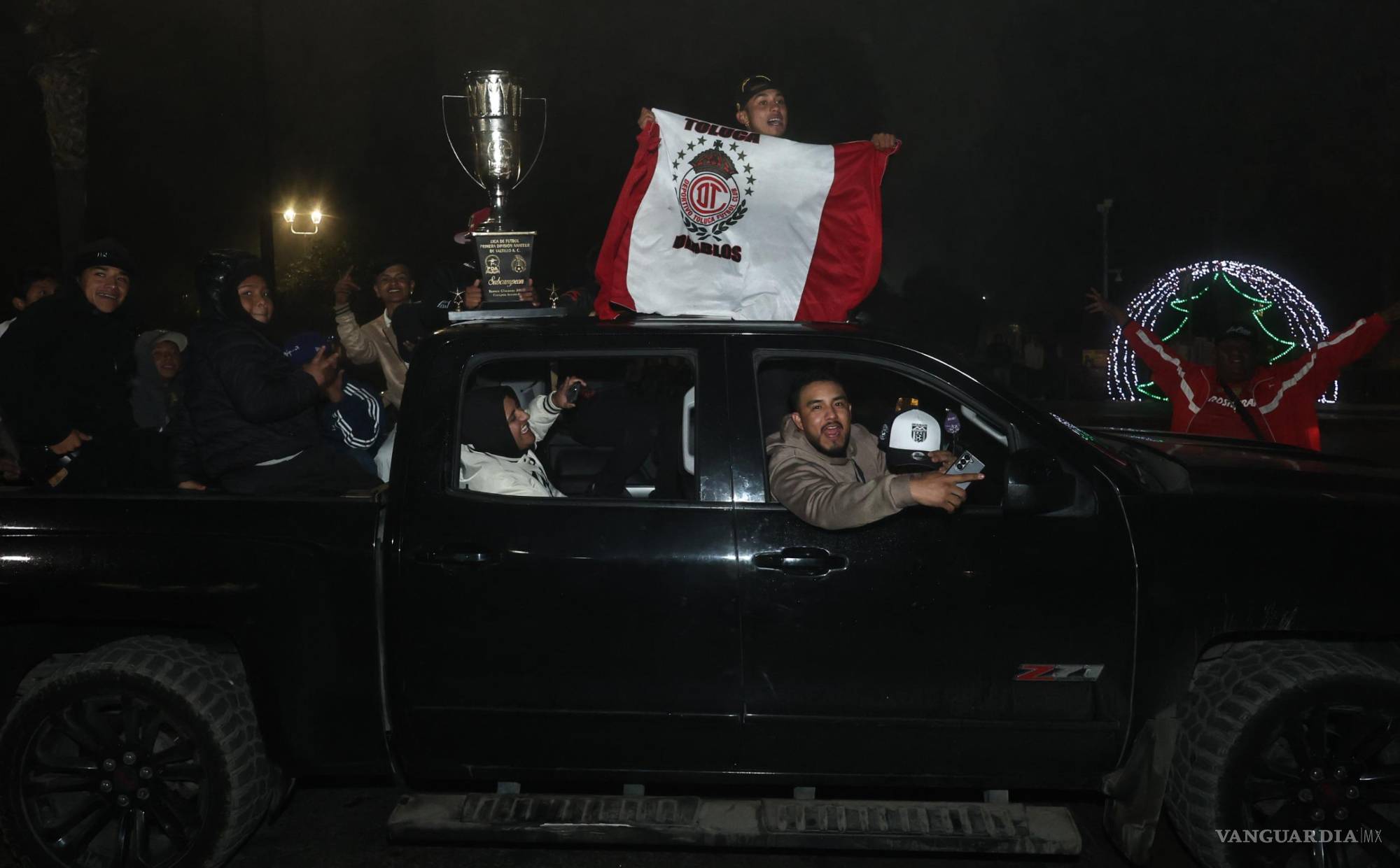 $!A pastry  y en sus vehículos, los aficionados de los Diablos Rojos celebraron el bicampeonato con cánticos y banderas en el centro de Saltillo.