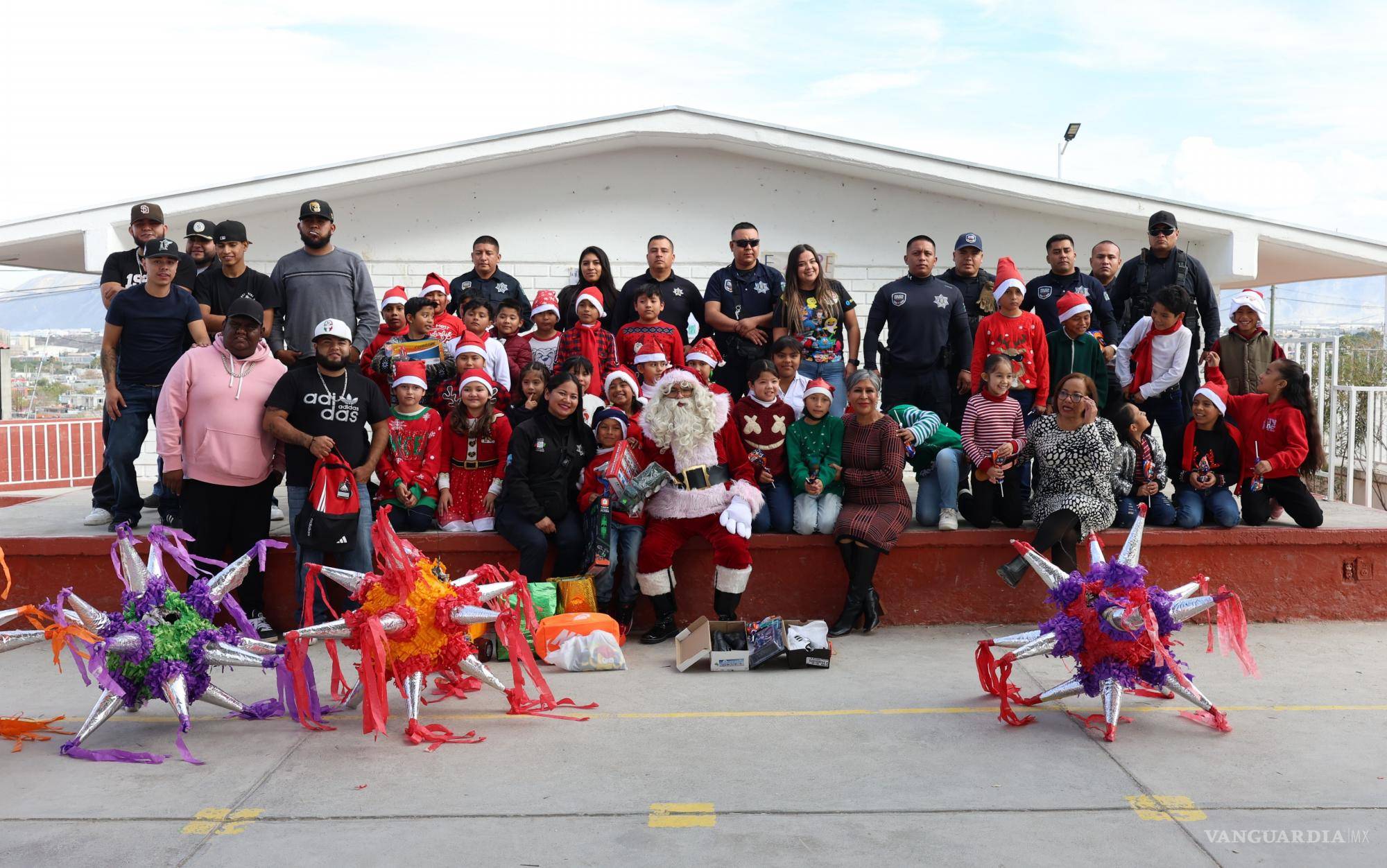 $!La visita de los elementos policiacos y de Santa Claus a la primaria, terminó en una gran fiesta.