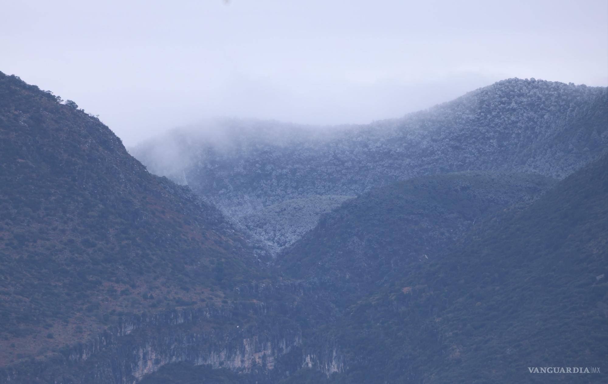$!La nieve en la Sierra de la Marta se derretía rápidamente, dejando un panorama de lodo y complicando el acceso de los vehículos.