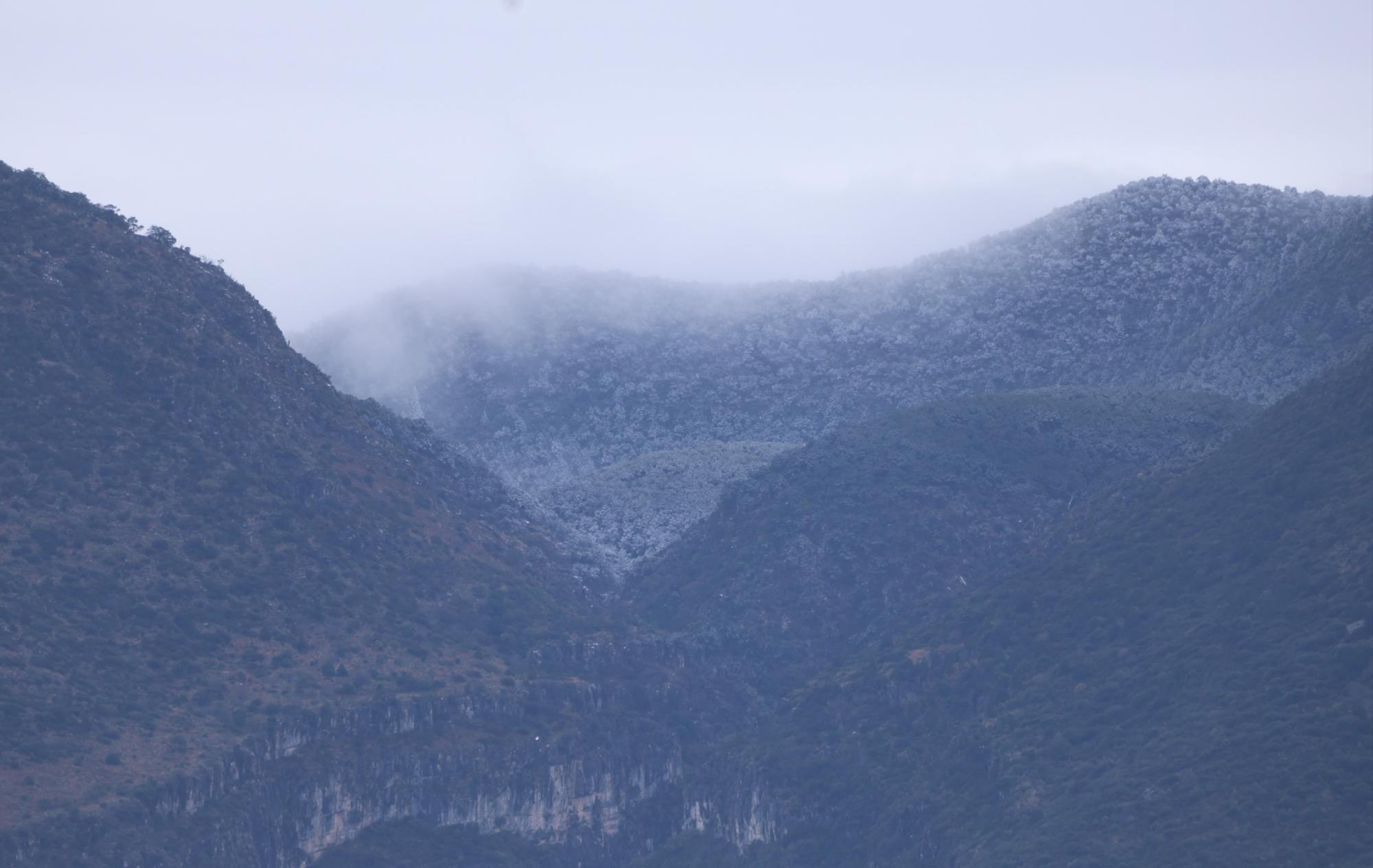 $!La nieve en la Sierra de la Marta se derretía rápidamente, dejando un panorama de lodo y complicando el acceso de los vehículos.