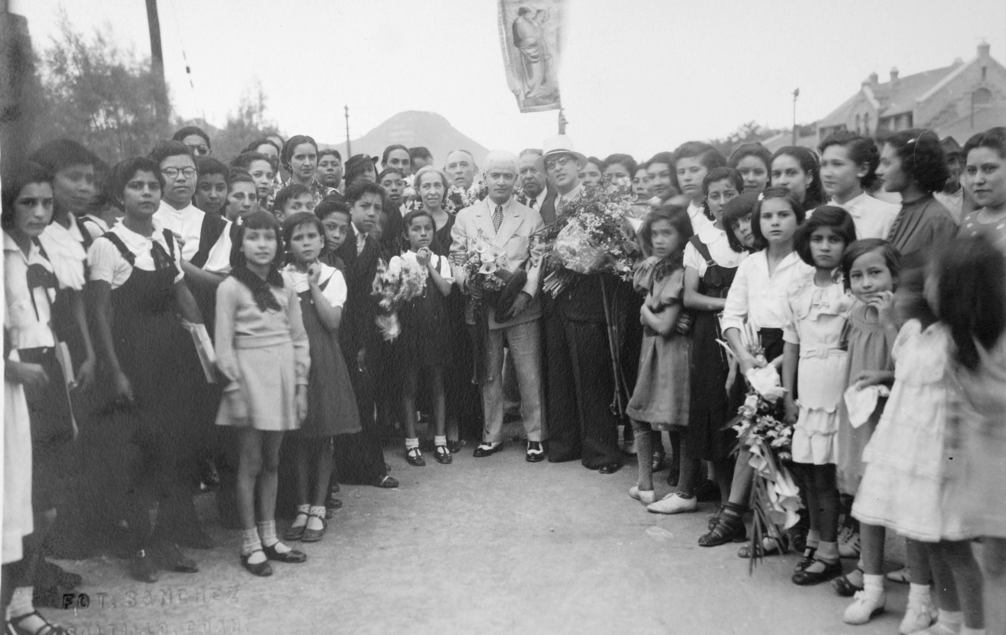 $!Recibimiento del músico Manuel M. Ponce en la estación de ferrocarril de Saltillo, 1936. Robertito tuvo buen trato con esta leyenda de la música.