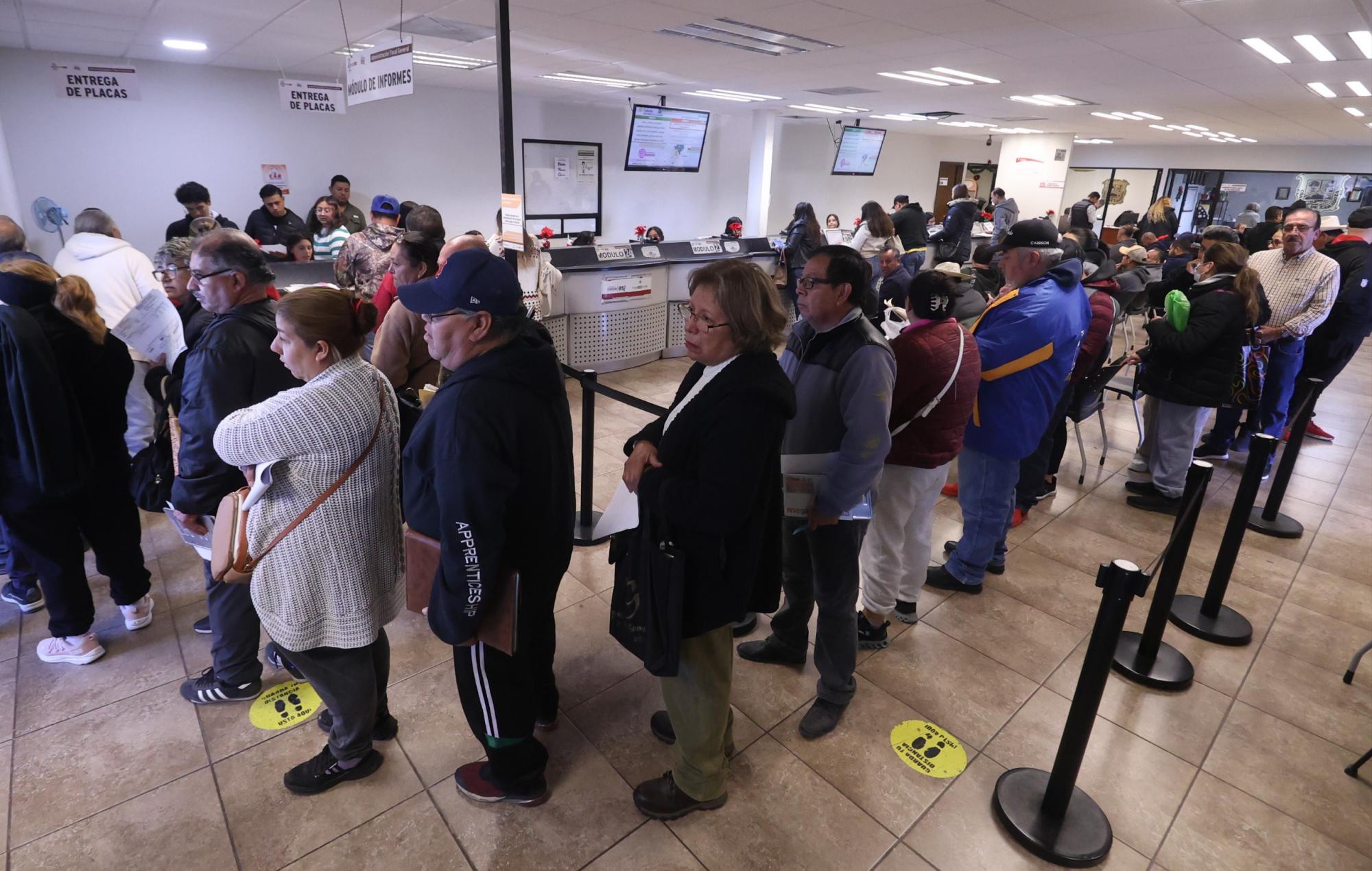 $!Ciudadanos hacen fila para realizar pagos y obtener sus placas.