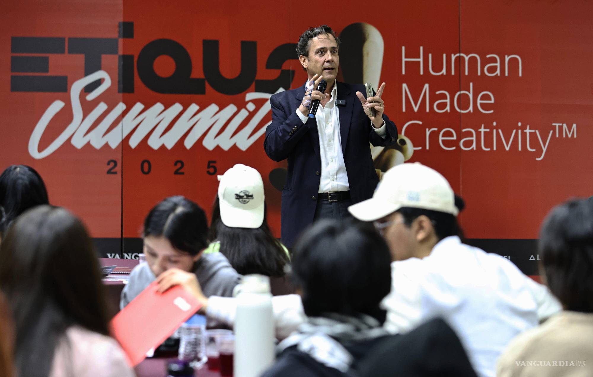 $!Durante Etiqus Summit 2025, Juan Carlos Guerra, compartió experiencias con jóvenes diseñadores.