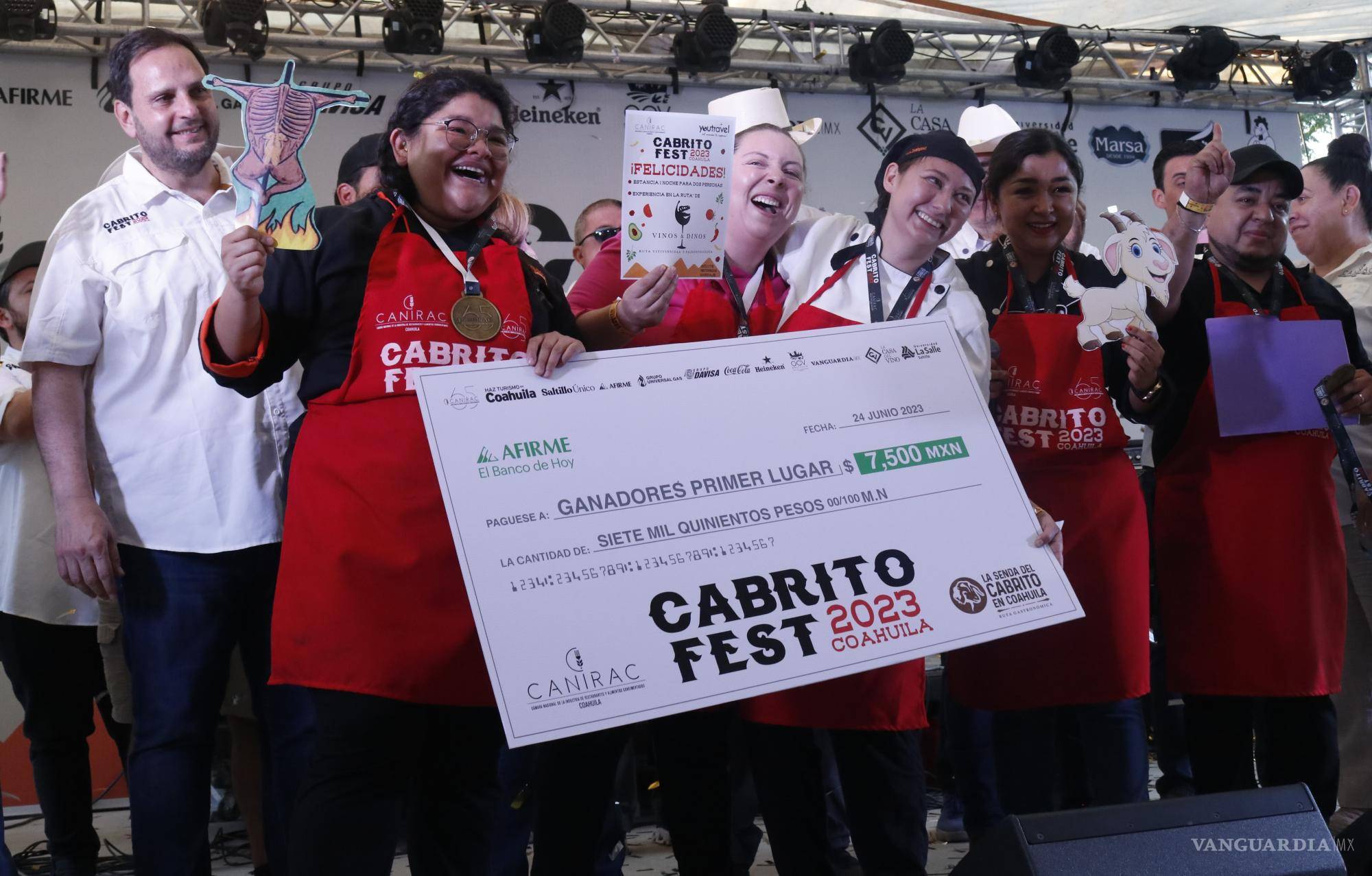 $!Un cielo soleado y un calor que alcanzó los 40 grados coronó el festejo.