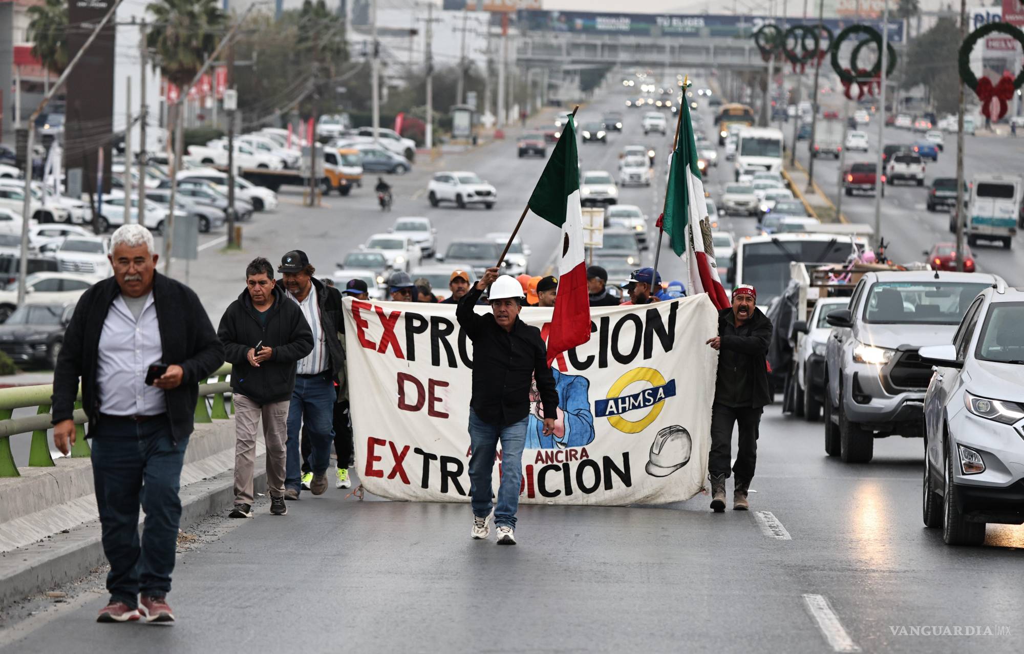 $!Un grupo de trabajadores marchó en Saltillo procedentes de Monclova, para exigir solución a sus conflictos.