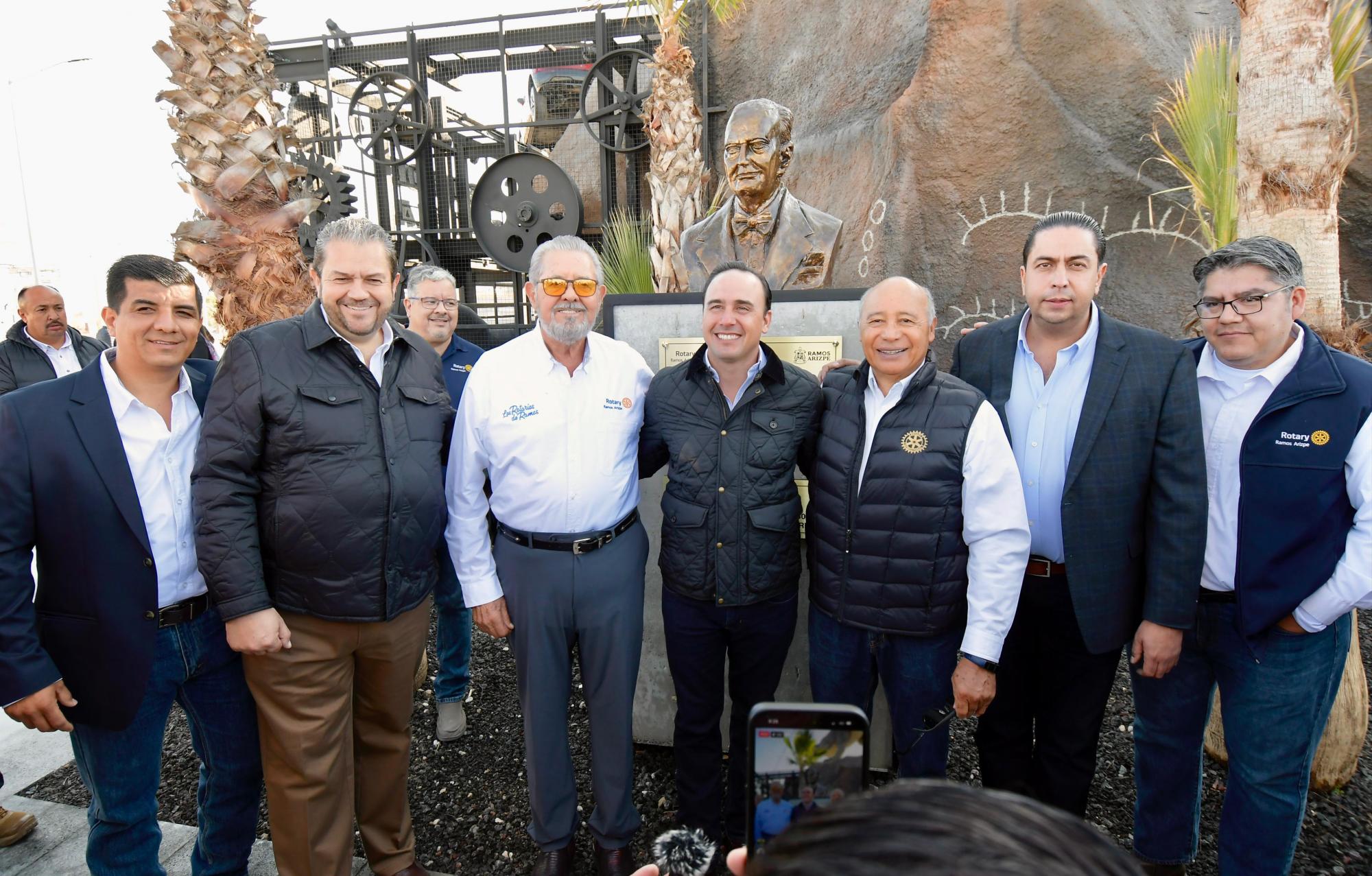 $!El gobernador Manolo Jiménez Salinas y el alcalde José María Morales durante la inauguración de la entrada monumental que refuerza la identidad de Ramos Arizpe.