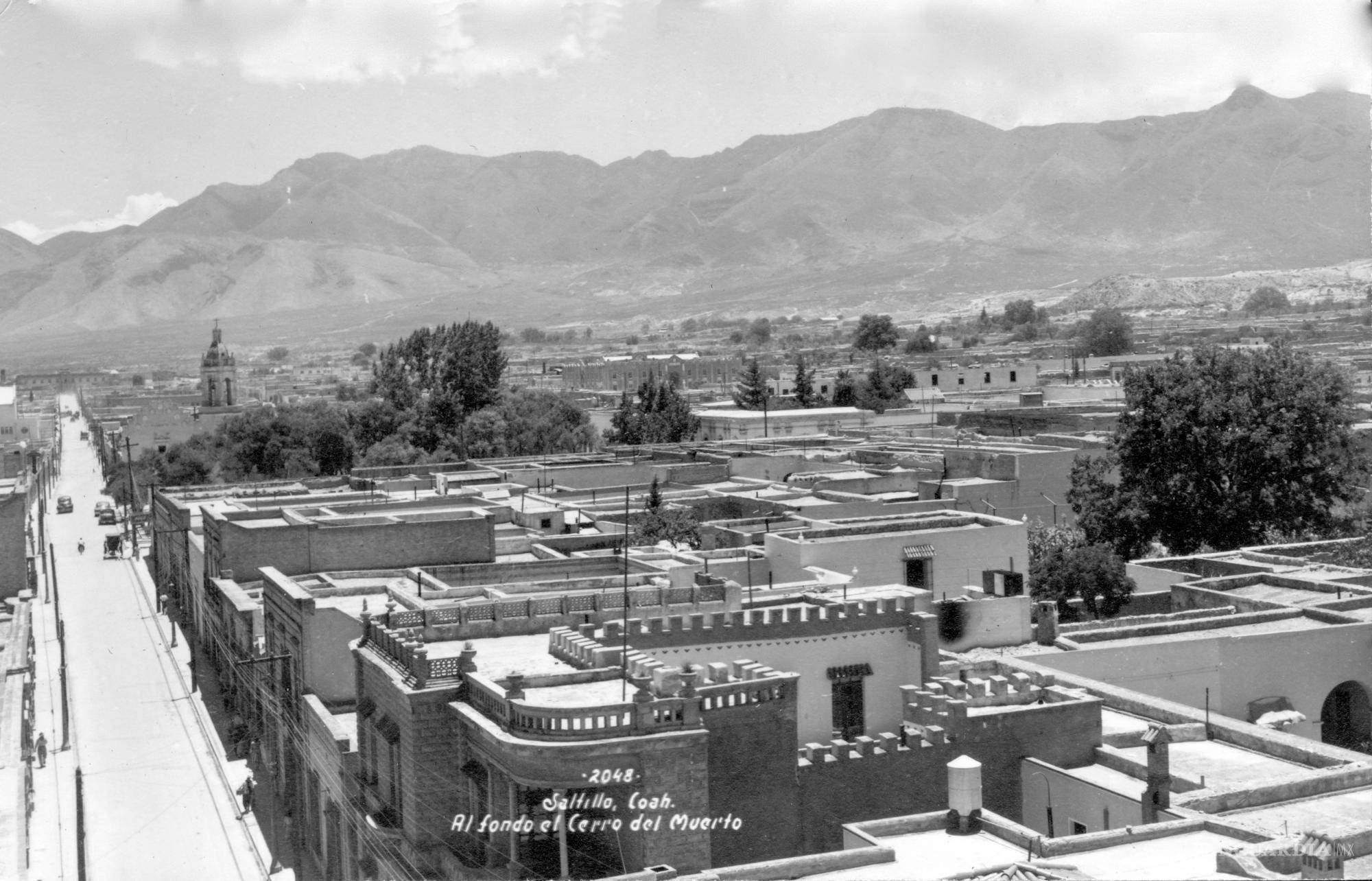 $!Vista de la calle Juárez hacia el oriente, atrás la silueta de la mujer dormida de la sierra de Zapalinamé.