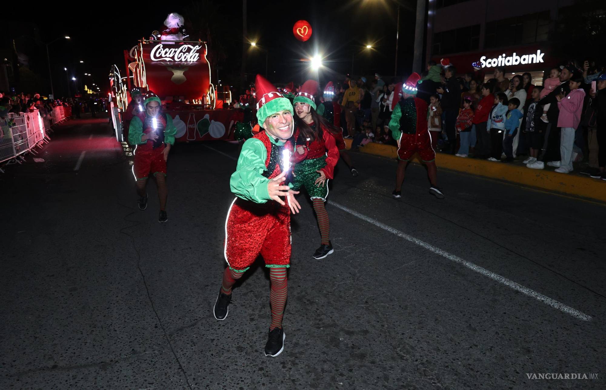 $!Gnomos, duendes y asistentes de la fábrica de Santa animaron a los asistentes con bailes y coreografías durante distintos puntos del recorrido.