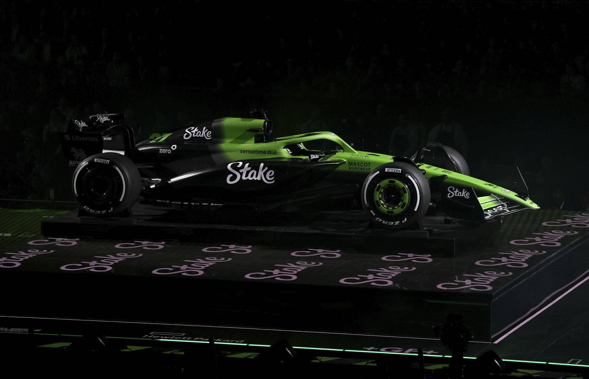 $!Nico Hülkenberg y Gabriel Bortoleto revelan el coche de Sauber, dominado por el color verde flúor, en el evento F1 75 Live.