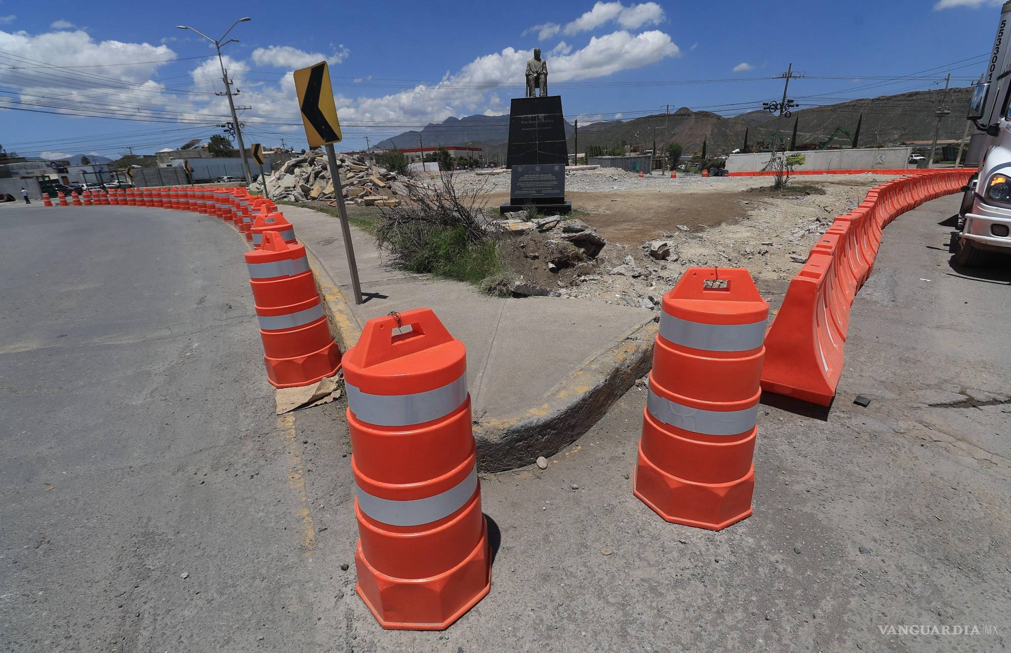 $!El historiador Carlos Recio recordó que la escultura formó parte de un proyecto conmemorativo por los 400 años de Saltillo.