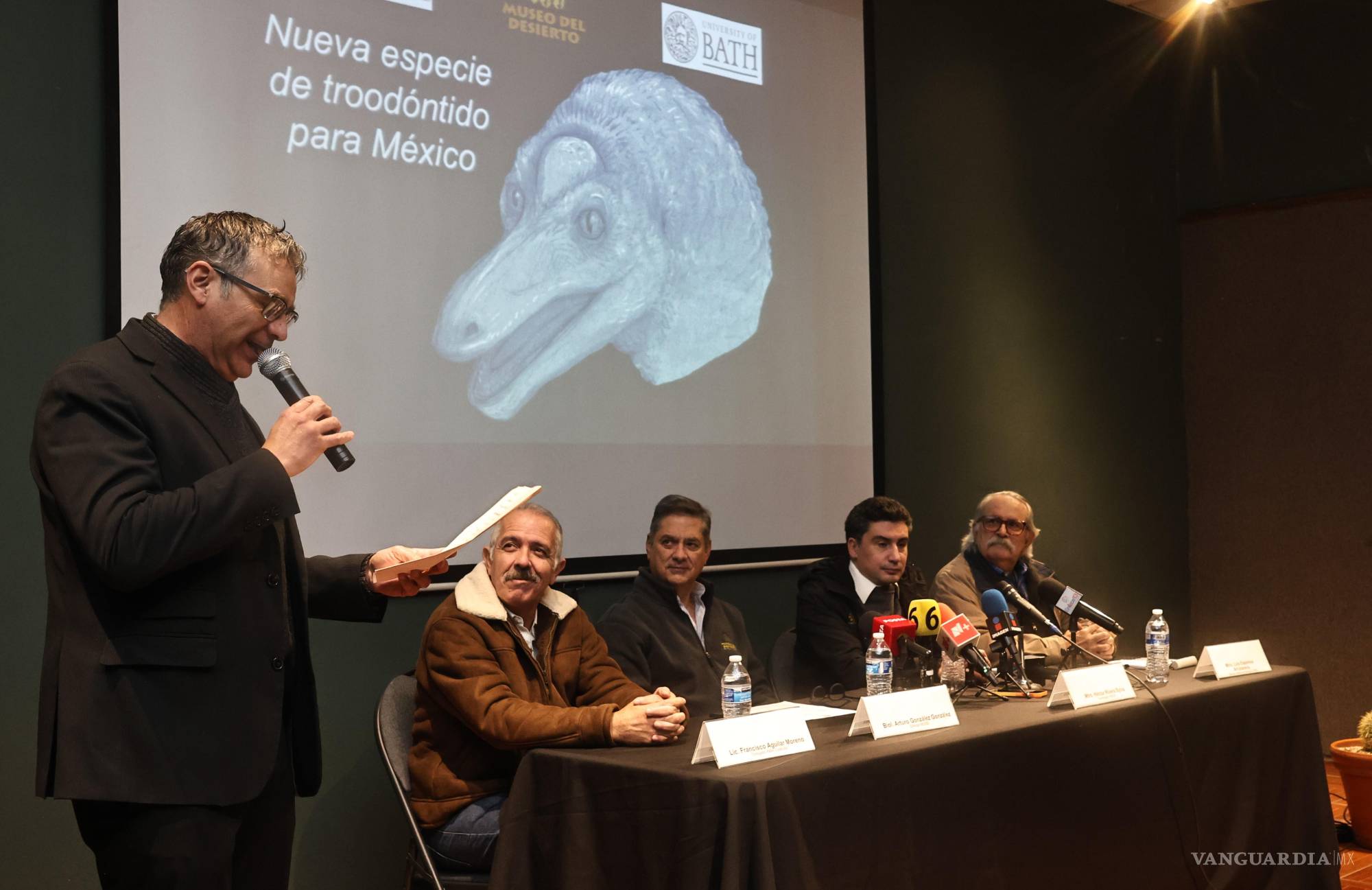 $!El paleontólogo Héctor Rivera explicó que este dinosaurio alcanzaba cerca de tres metros de longitud y un peso estimado de entre 150 y 160 kilogramos.