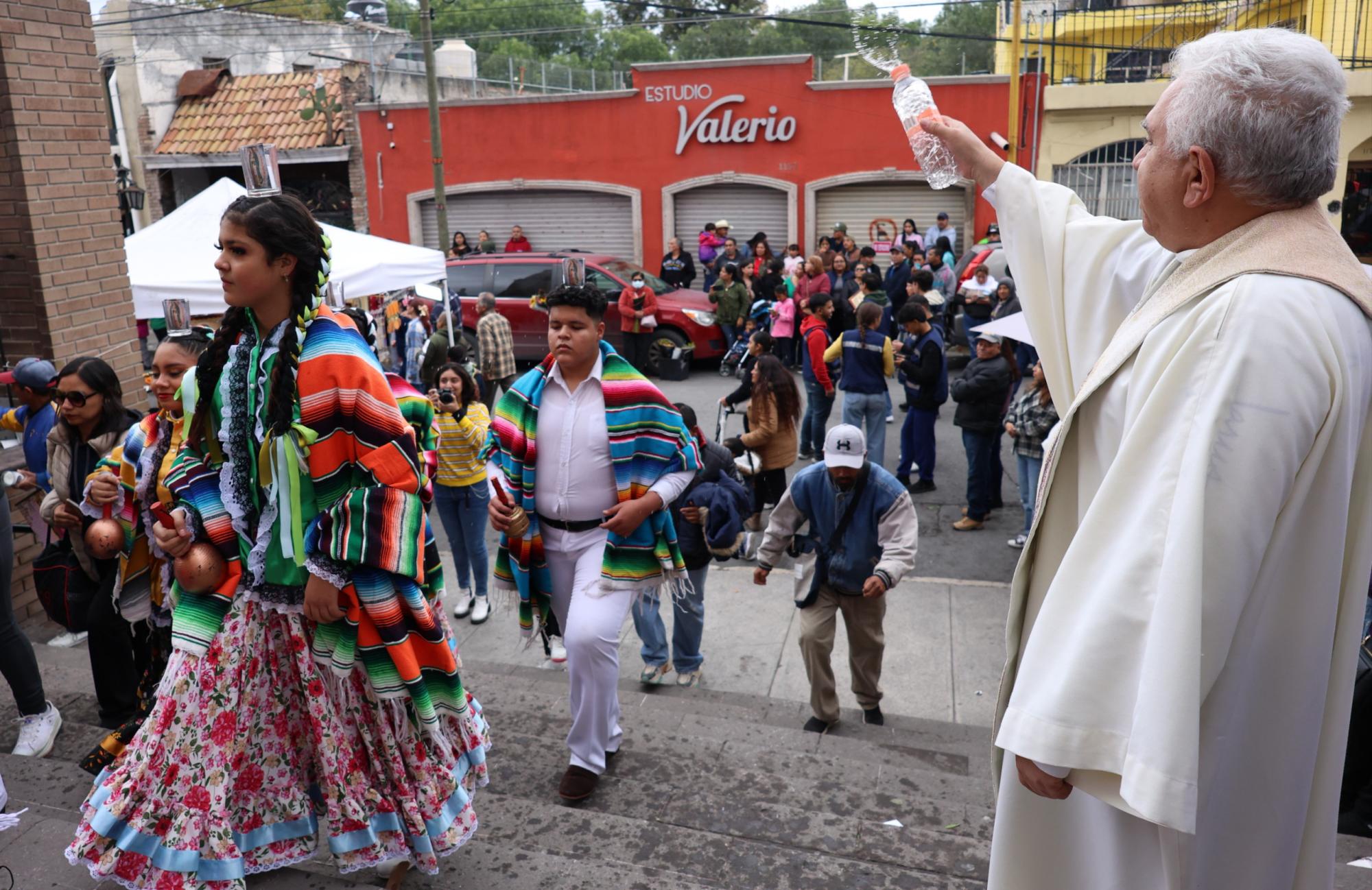 $!Trabajadores de General Motors participaron en honor a la Virgen de Guadalupe durante el desfile.