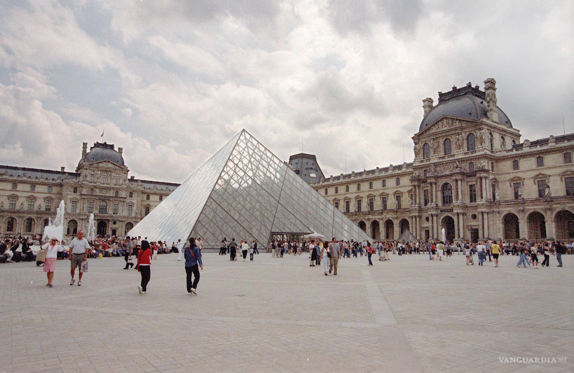 $!Vista general del museo del Louvre con la pirámide de cristal, en París. EFE/JAVIER LIZON