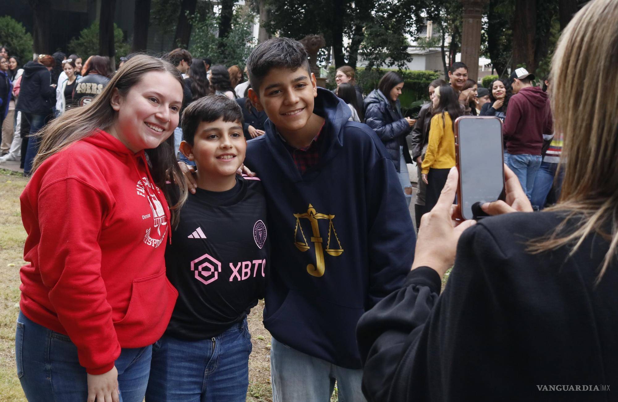 $!Los compañeros de Manu se unieron en un emotivo abrazo mientras celebran su cumpleaños en la Facultad de Jurisprudencia.