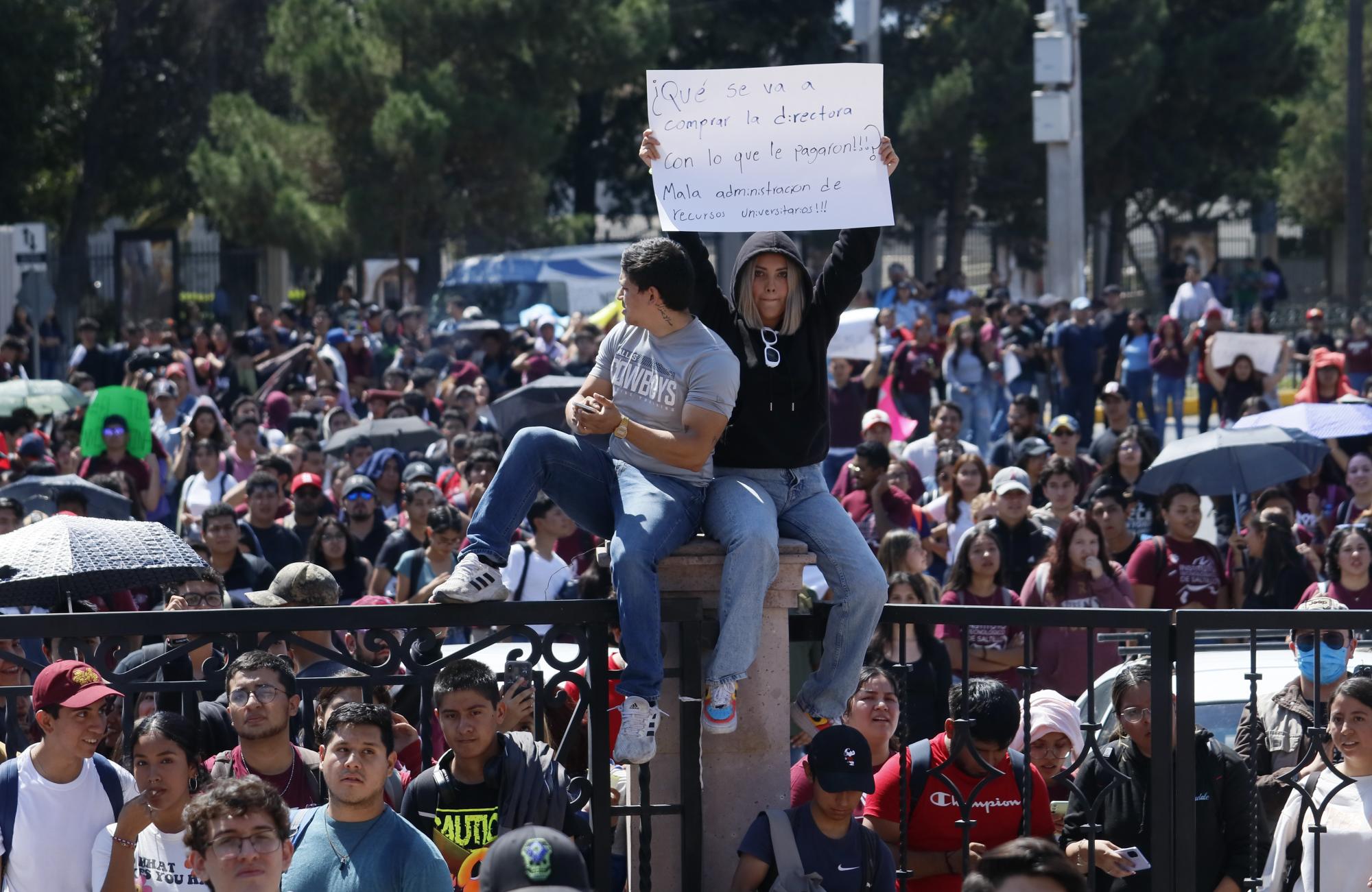 $!Los reclamos del estudiantado con la directora estaban relacionados con la obtención de recursos económicas durante el evento. Luego de su destitución, salieron a la luz anomalías económicas en la Universidad Tecnológica del Norte de Coahuila, de la cual había sido rectora.