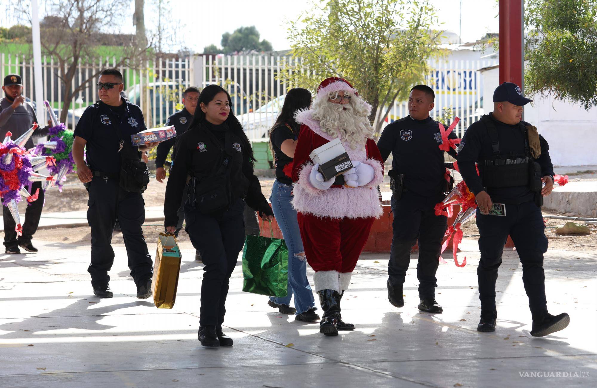 $!Santa Claus llegó a la primaria custodiado por elementos de la Policía Estatal, quienes llevaron regalos a Juanito.