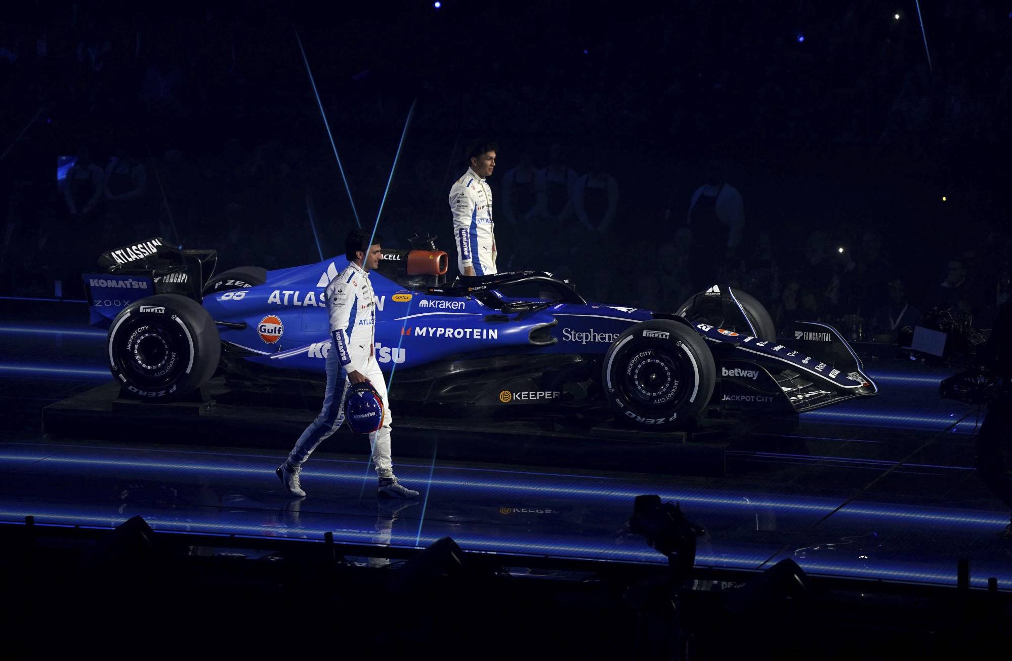 $!Los pilotos Alex Albon y Carlos Sainz junto al nuevo Williams FW47, que presenta un diseño en tonos azules.