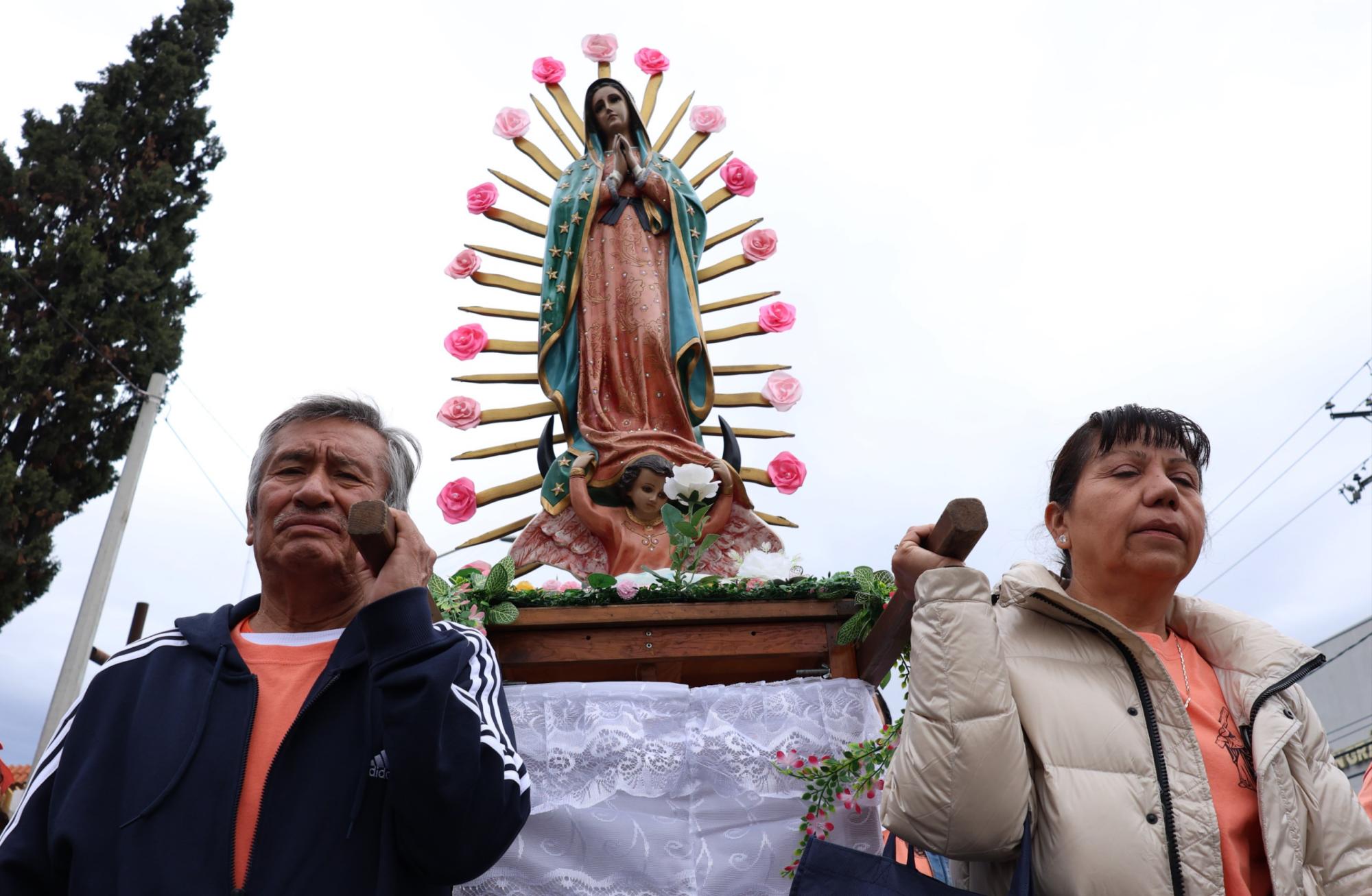 $!Integrantes del contingente del ISSSTE entonaron cánticos religiosos mientras avanzaban hacia el Santuario.