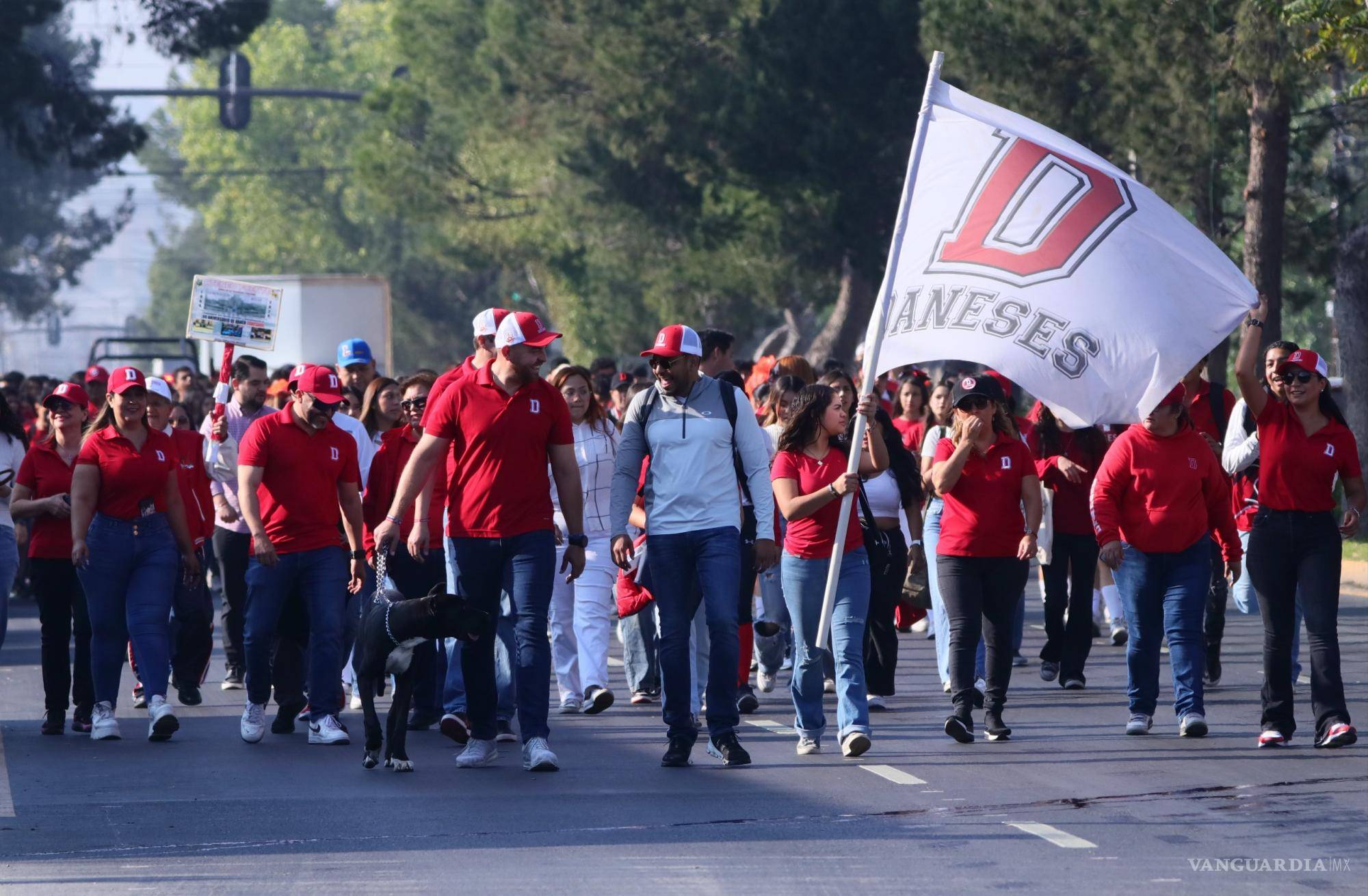 Celebran 157 años de historia del Ateneo Fuente en el corazón de Saltillo con emotivo desfile