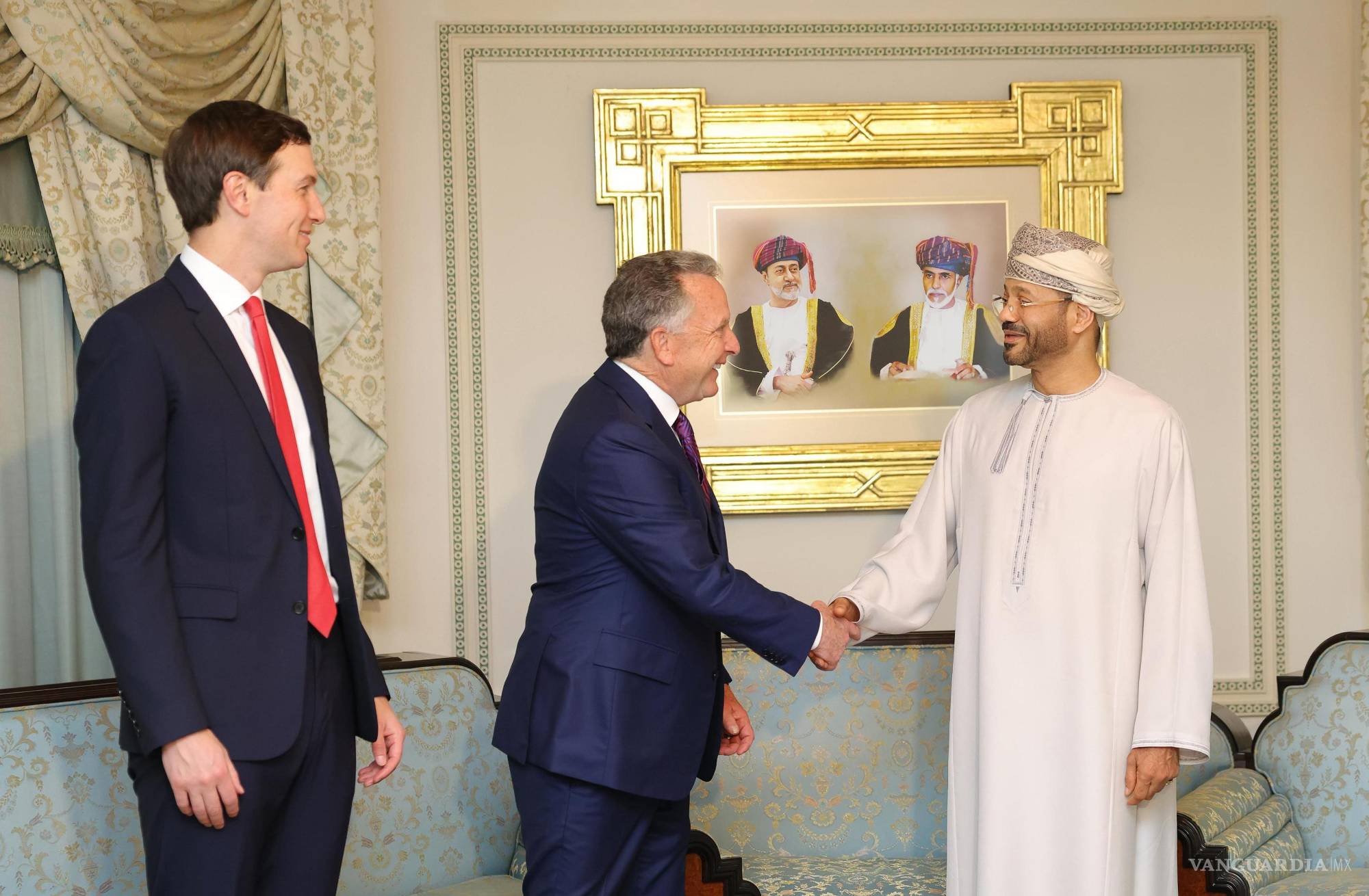 $!Steve Witkoff, enviado especial de la Casa Blanca (c) y Jared Kushner (i), en una reunión con el ministro de Asuntos Exteriores de Omán, Sayyid Badr Albusaidi.