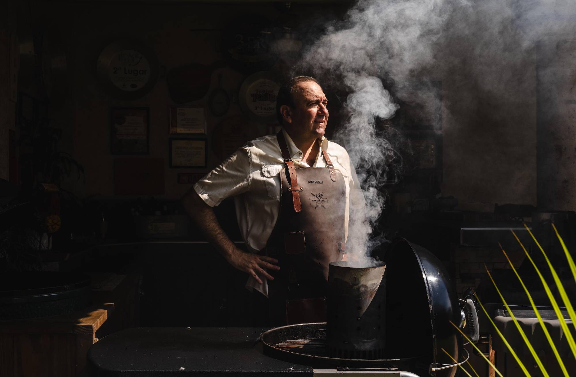 El asador encendido es su laboratorio: ahí empieza la magia.