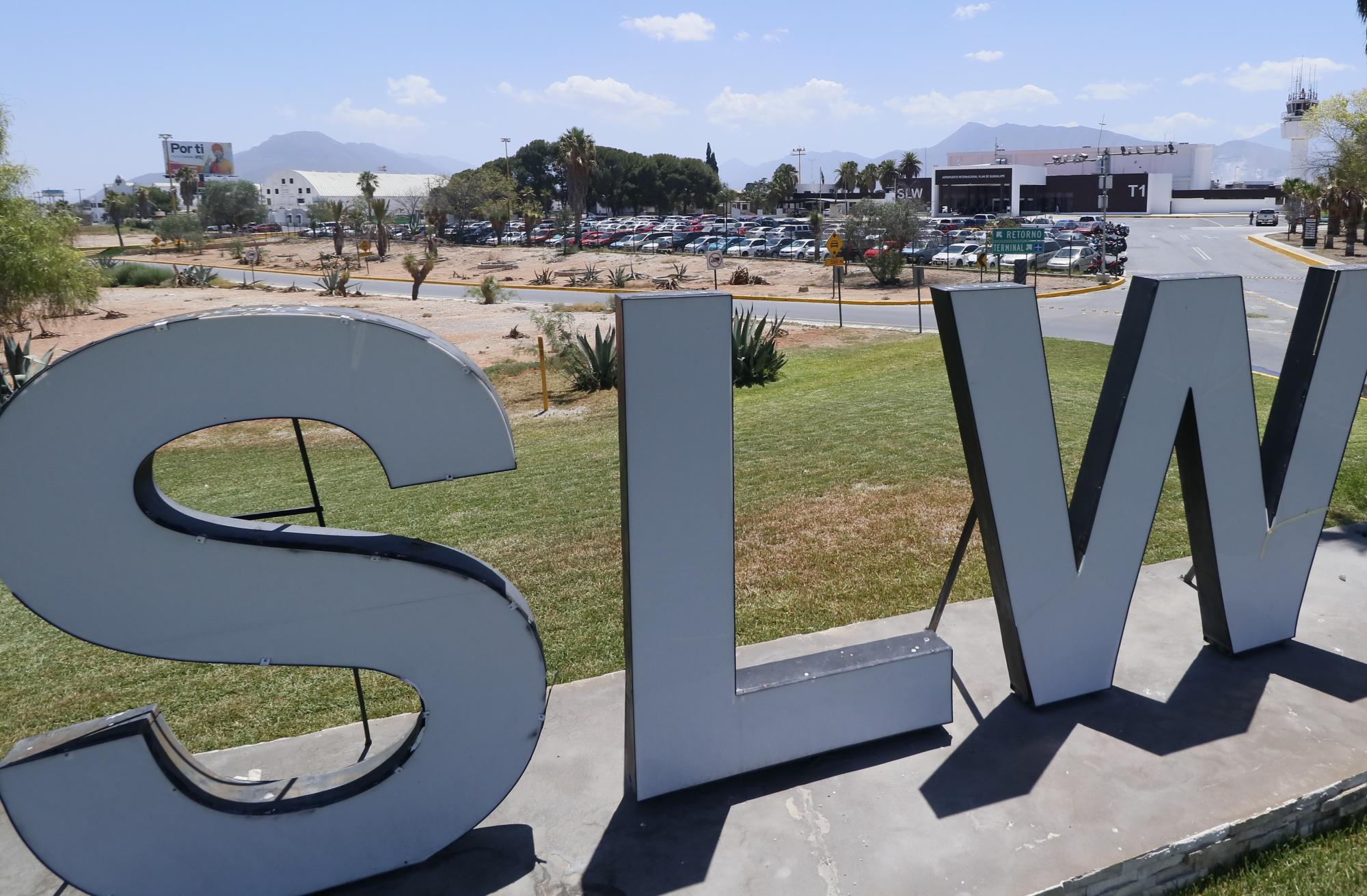 $!A pesar de no haber vuelos comerciales, el estacionamiento de la terminal aérea se encuentra saturada.