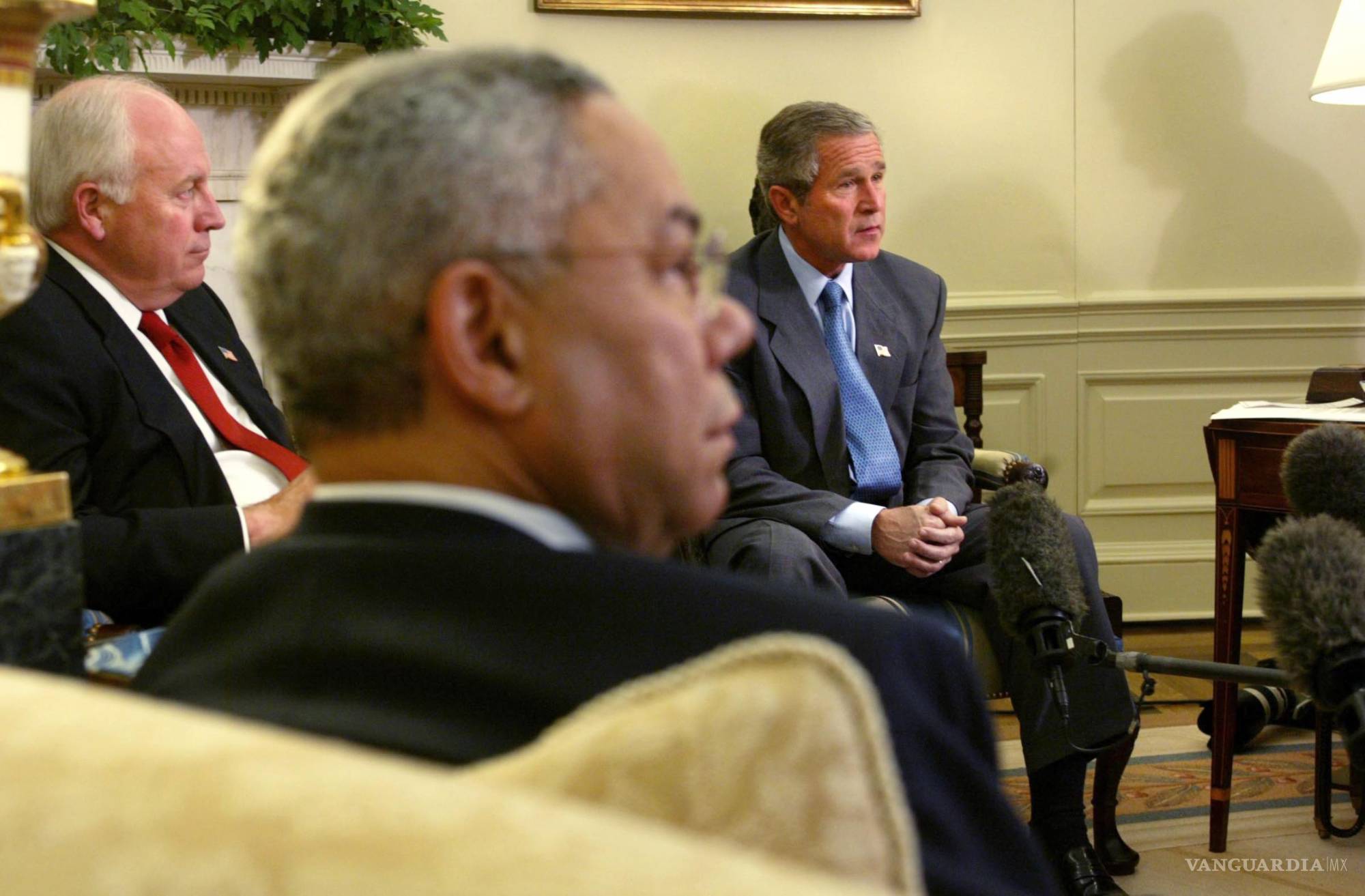 $!De izquierda a derecha: El vicepresidente Dick Cheney, el secretario de Estado Colin Powell y el presidente George W. Bush, cuyo gobierno se cuidó de dejar a los iraquíes el control de su industria petrolera tras la invasión y ocupación del país