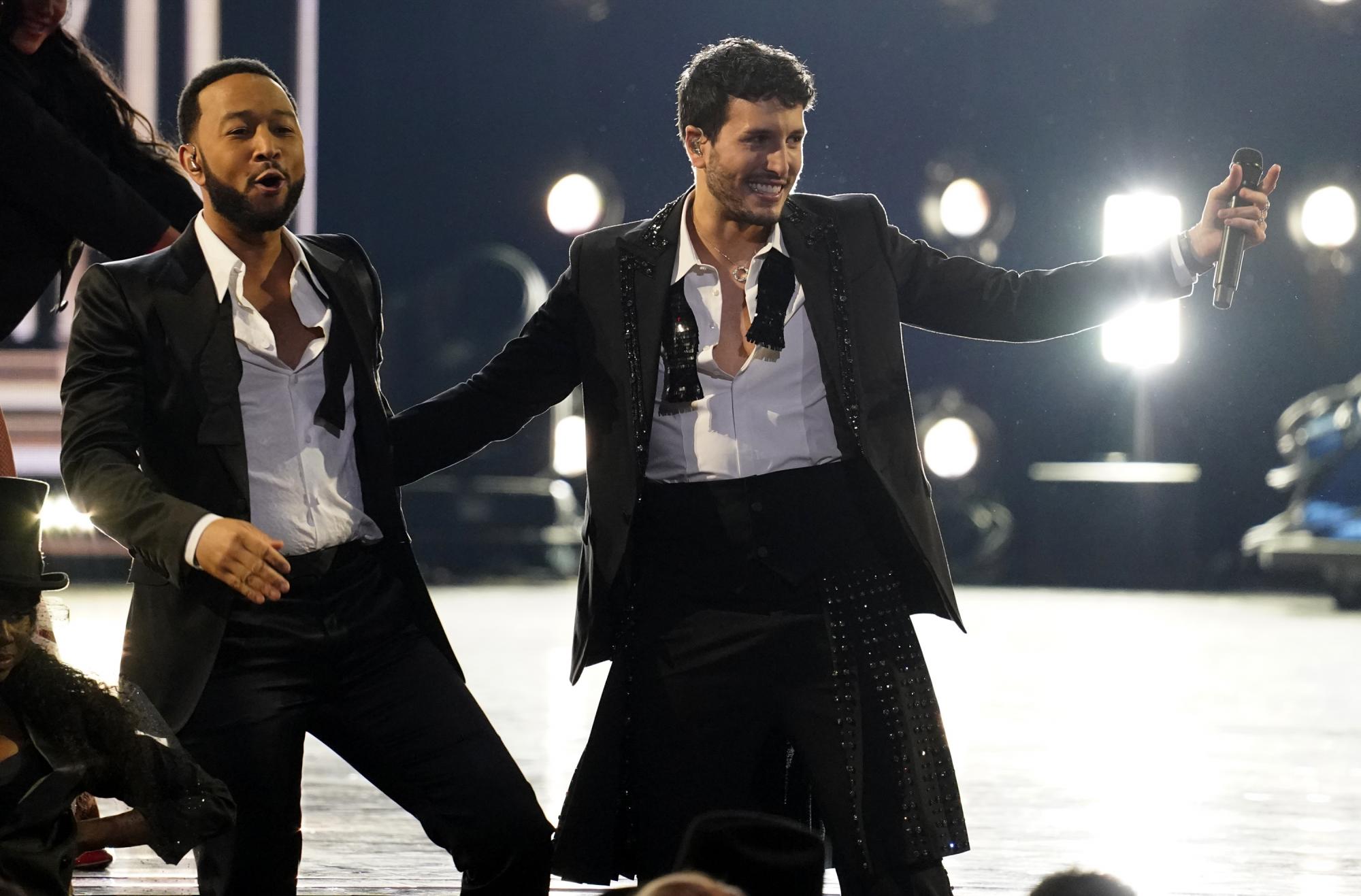 $!John Legend, izquierda, y Sebastián Yatra interpretan Tacones rojos en la 23a entrega anual del Latin Grammy .