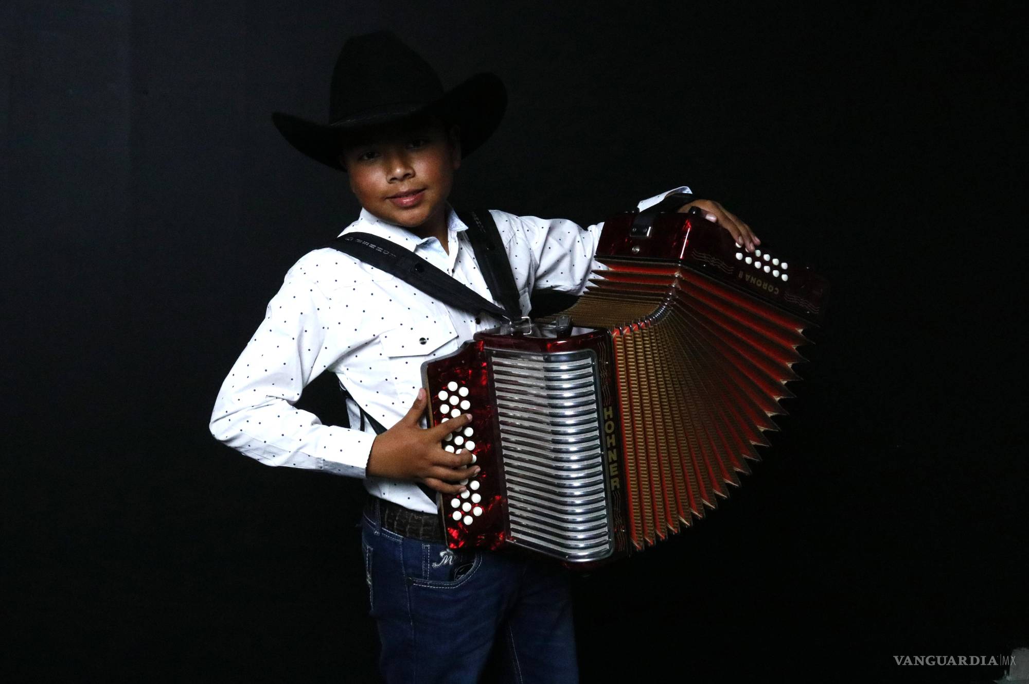 Conoce a Edgar, el niño acordeonista que tocó junto a Bobby Pulido en Saltillo