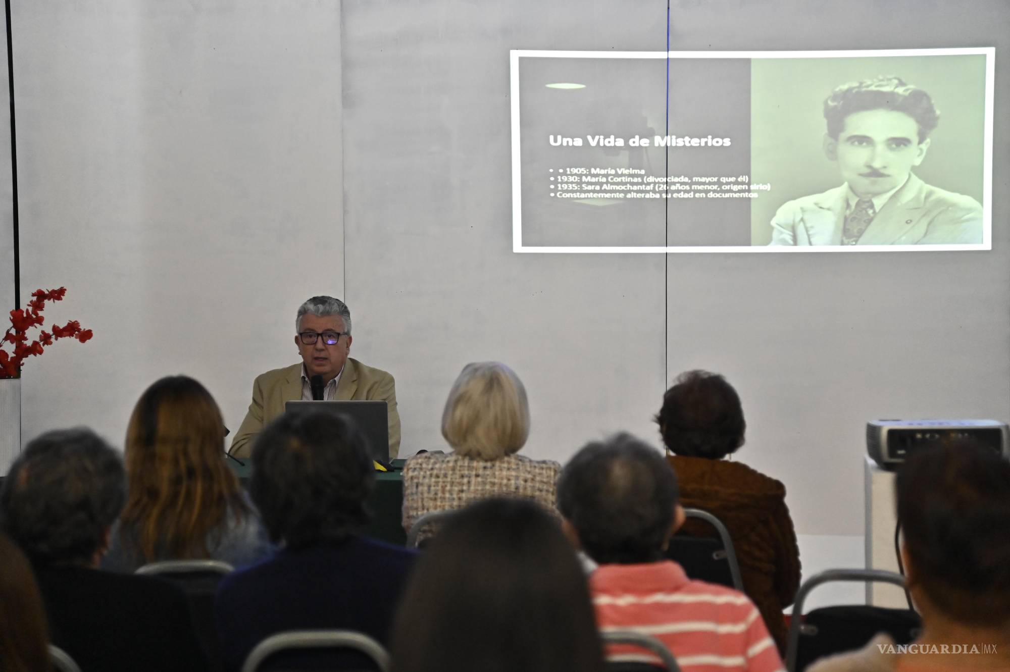 Rescatan fondo fotográfico que conserva la historia de la gente de Parras de la Fuente