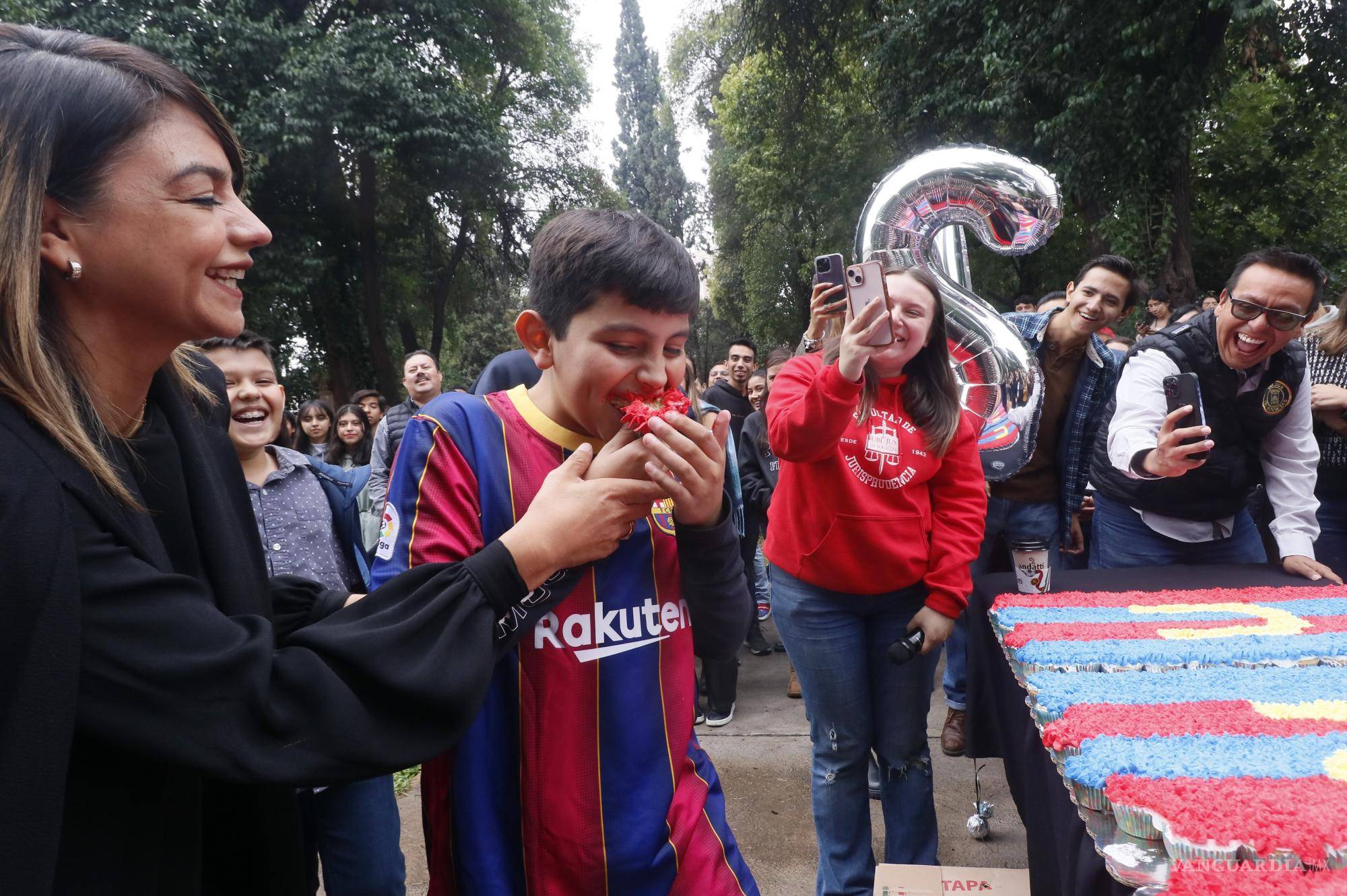 $!Manu mostró su rostro manchado de colorante de mantecadas después de la divertida tradición de empujarlo contra el pastel.