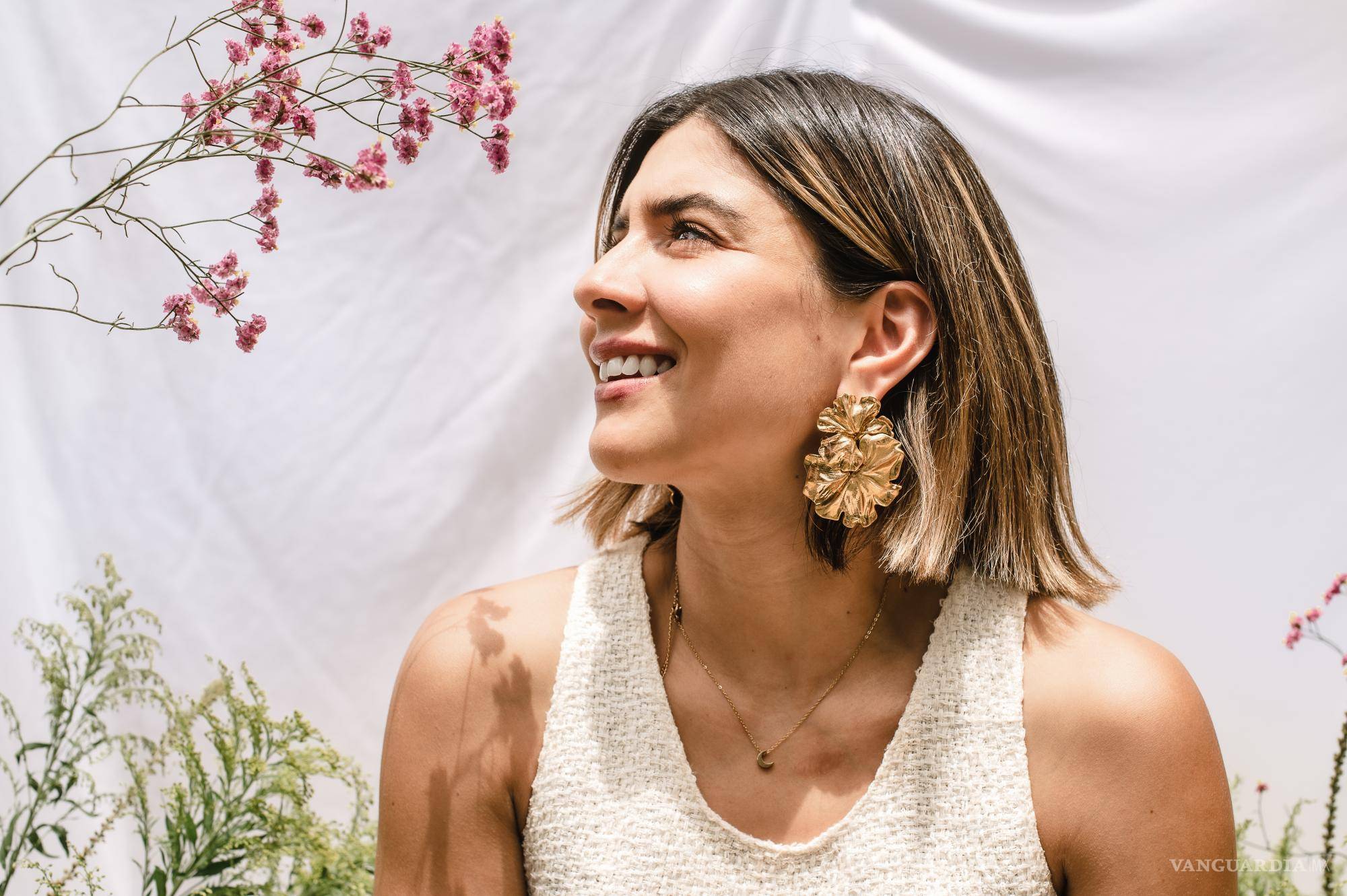 $!Ha trabajado junto al diseñador Oscar Mora, apodado ‘El Florista de las Celebridades’.