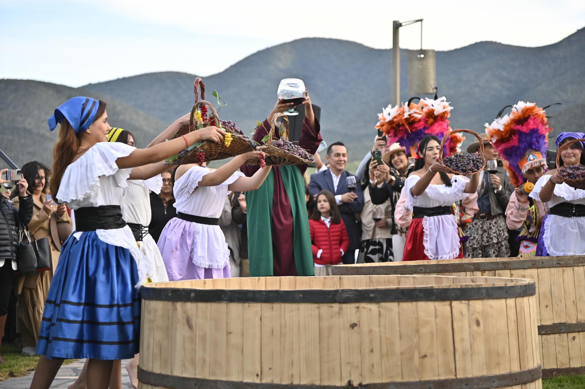 $!Uno de los momentos esperados de la jornada fue la ceremonia de la pisada de uvas en donde participaron varios de los asistentes.