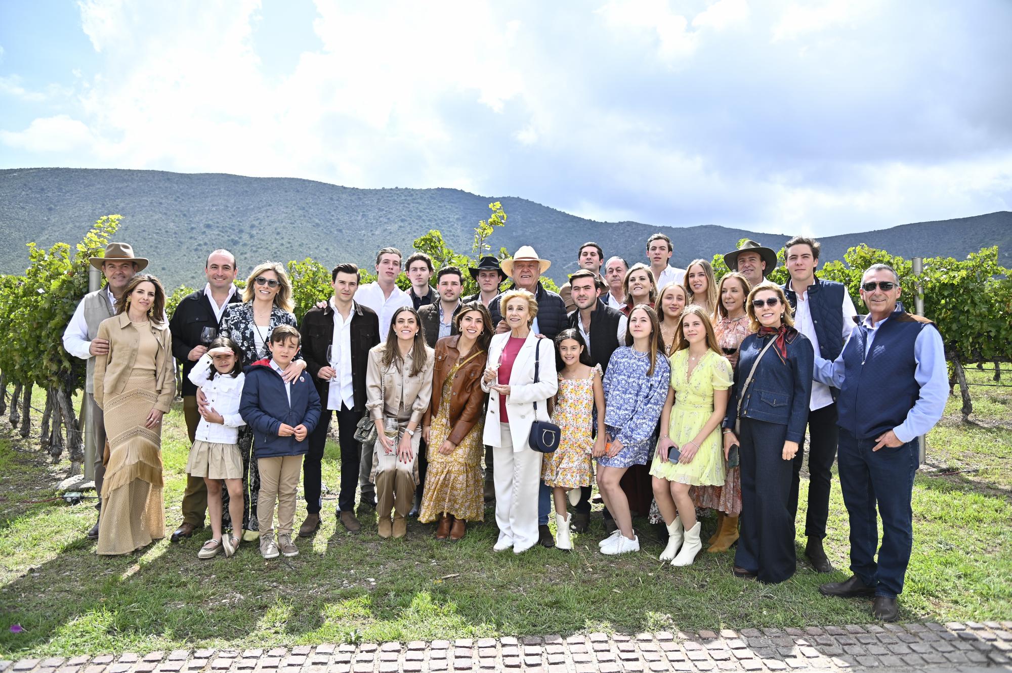 $!Arturo Mendel fundador del viñedo y su familia estuvieron cerca de los invitados para vivir con ellos la experiencia de la vendimia.