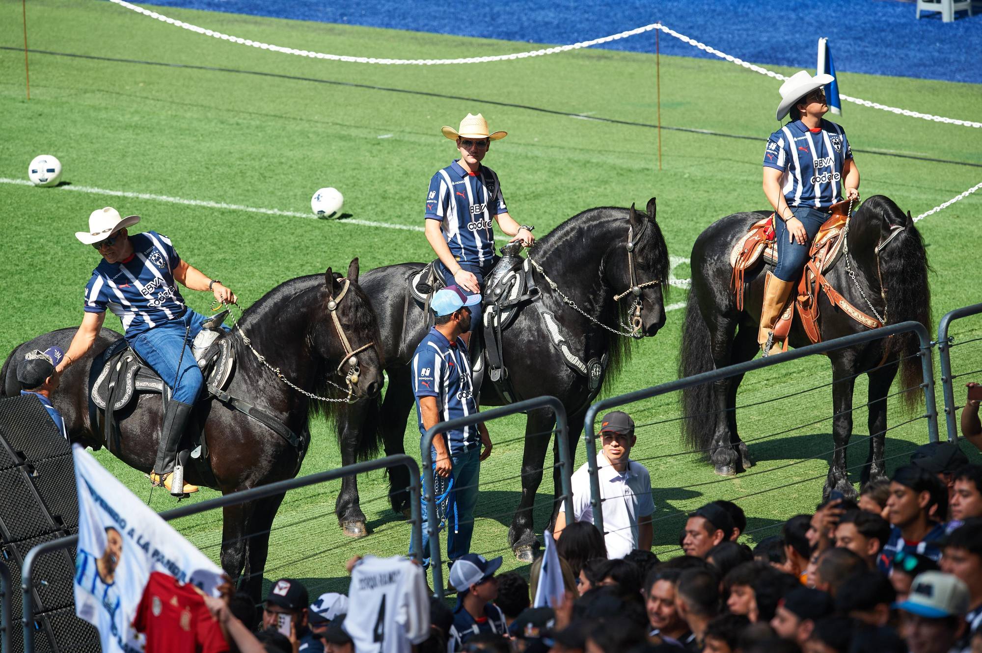 $!n un guiño a su pasión por los caballos, un grupo de jinetes fueron parte del evento en su honor.