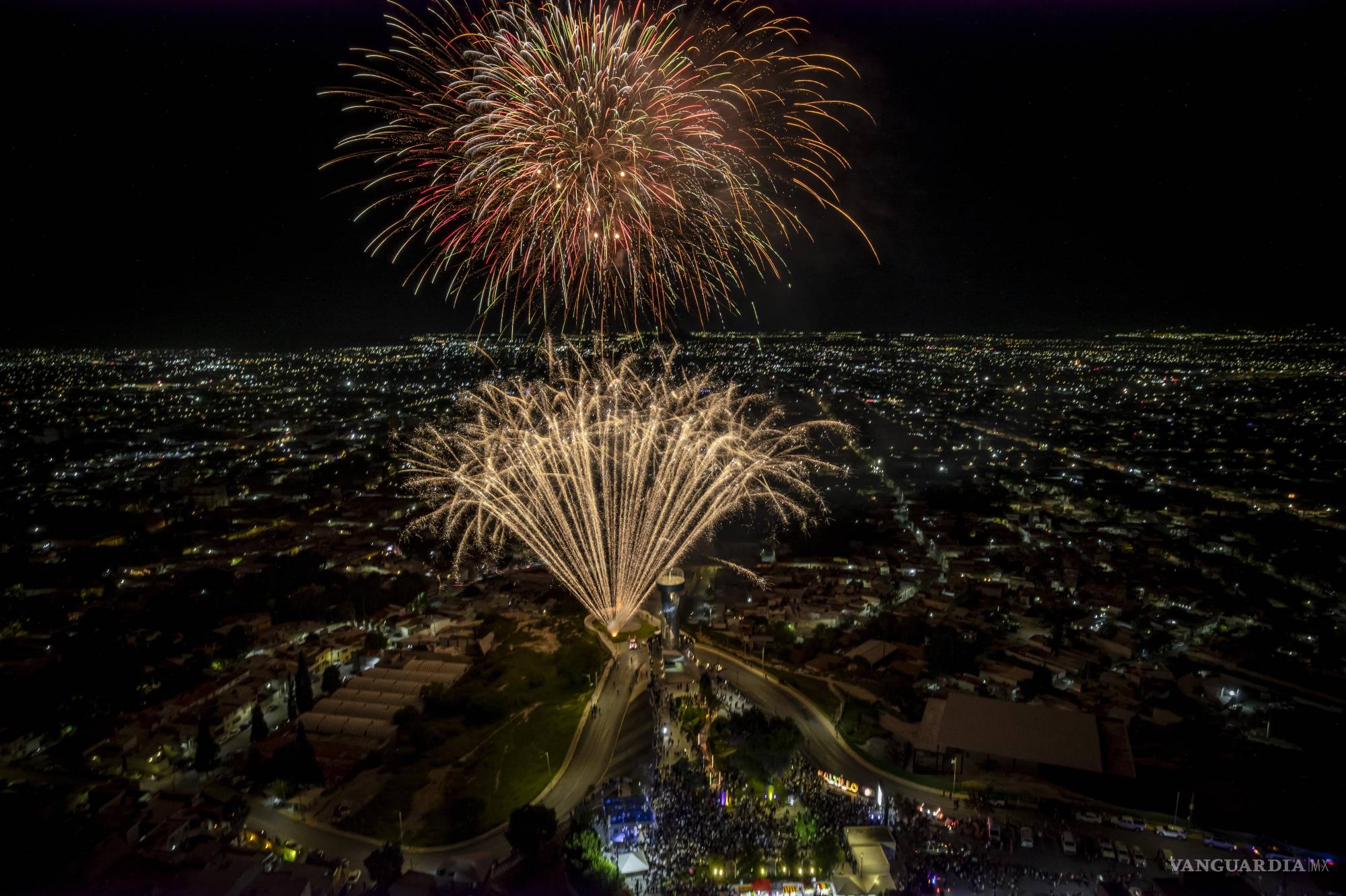Con música, pastel y pirotecnia, desde el primer minuto, celebra Saltillo su 448 aniversario