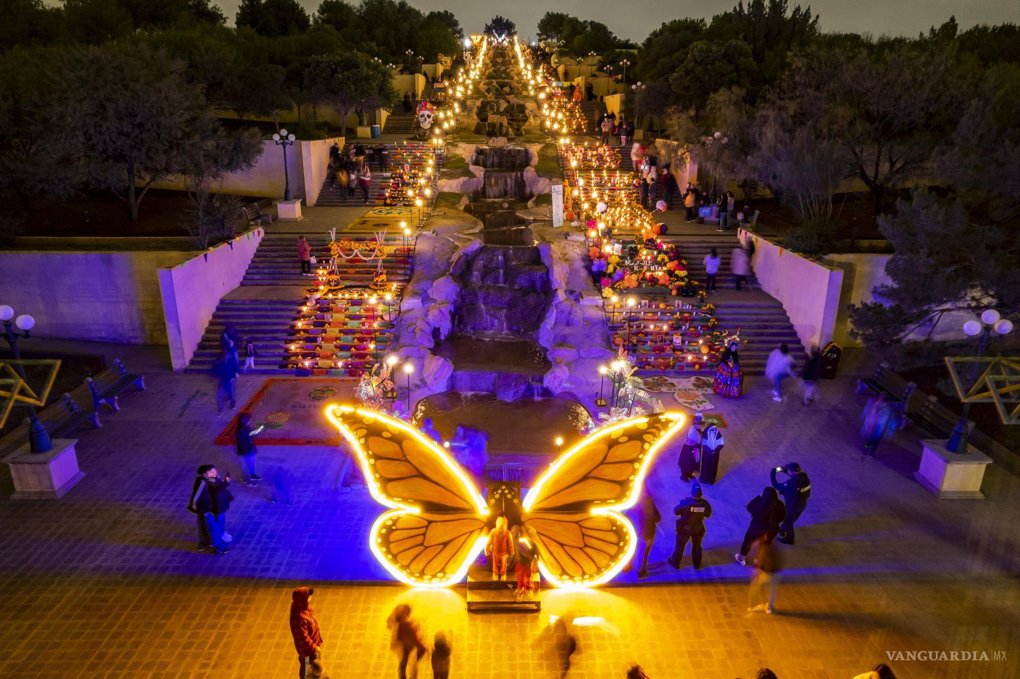 $!En los días que estuvo en exhibición, el mega altar de muertos colocado en las escalinatas del Parque Las Maravillas, recibió la visita de al menos 62 mil personas.