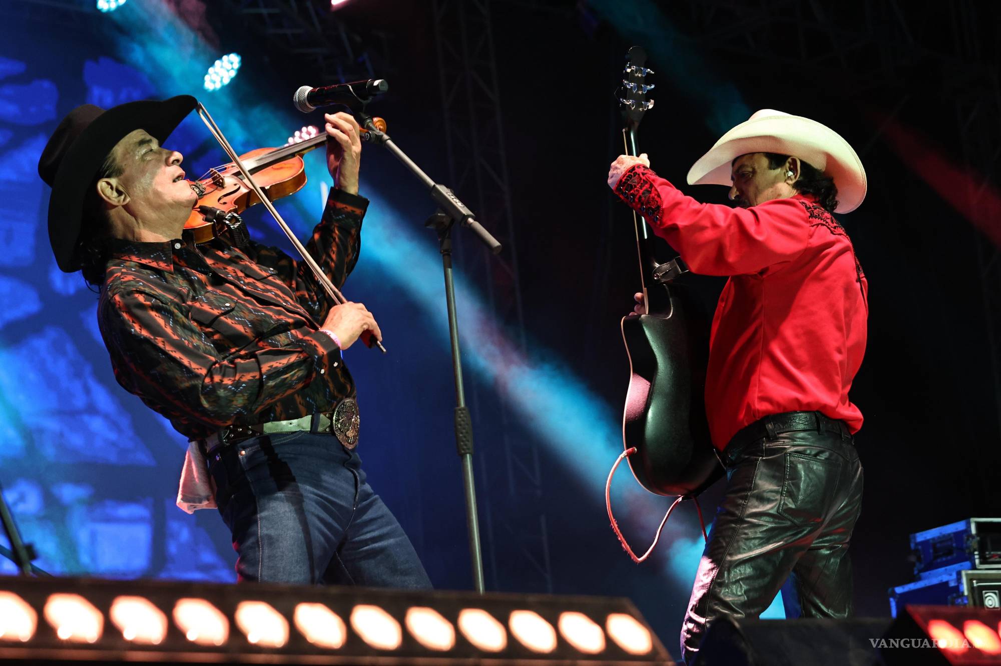 $!El grupo Caballo Dorado se presentó en el Rodeo Saltillo.