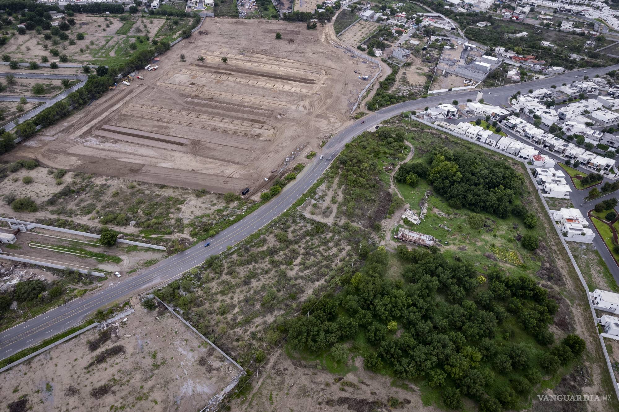 $!Pese al constante escurrimiento de agua en la zona y a las afectaciones previas por lluvias, ya trabaja en la preparación del terreno donde se construirá el fraccionamiento “Lucerna”.