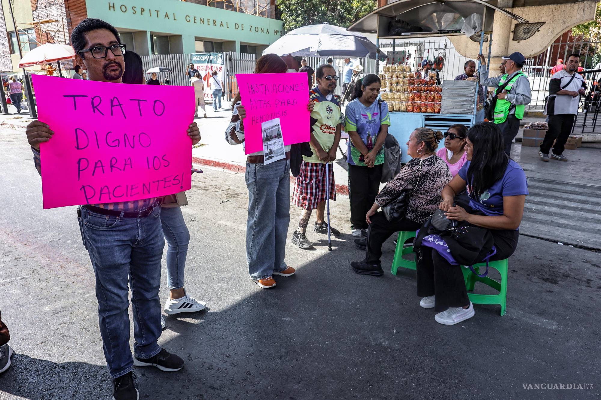 $!Pacientes de hemodiálisis se manifiestan afuera de la Clínica No. 2 del IMSS. Cierran V. Carranza. Exigen un servicio adecuado.
