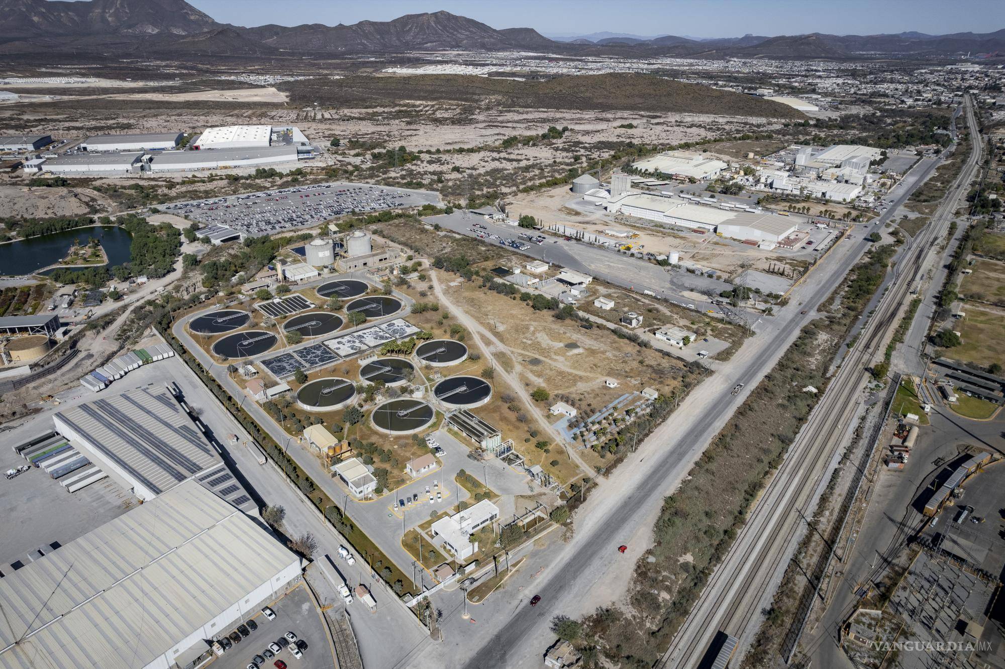 $!La planta tratadora de Ramos Arizpe, que opera con tecnología avanzada, desempeña un papel crucial en el manejo del agua, pero sus alrededores carecen de vegetación, evidenciando un uso limitado del recurso tratado.