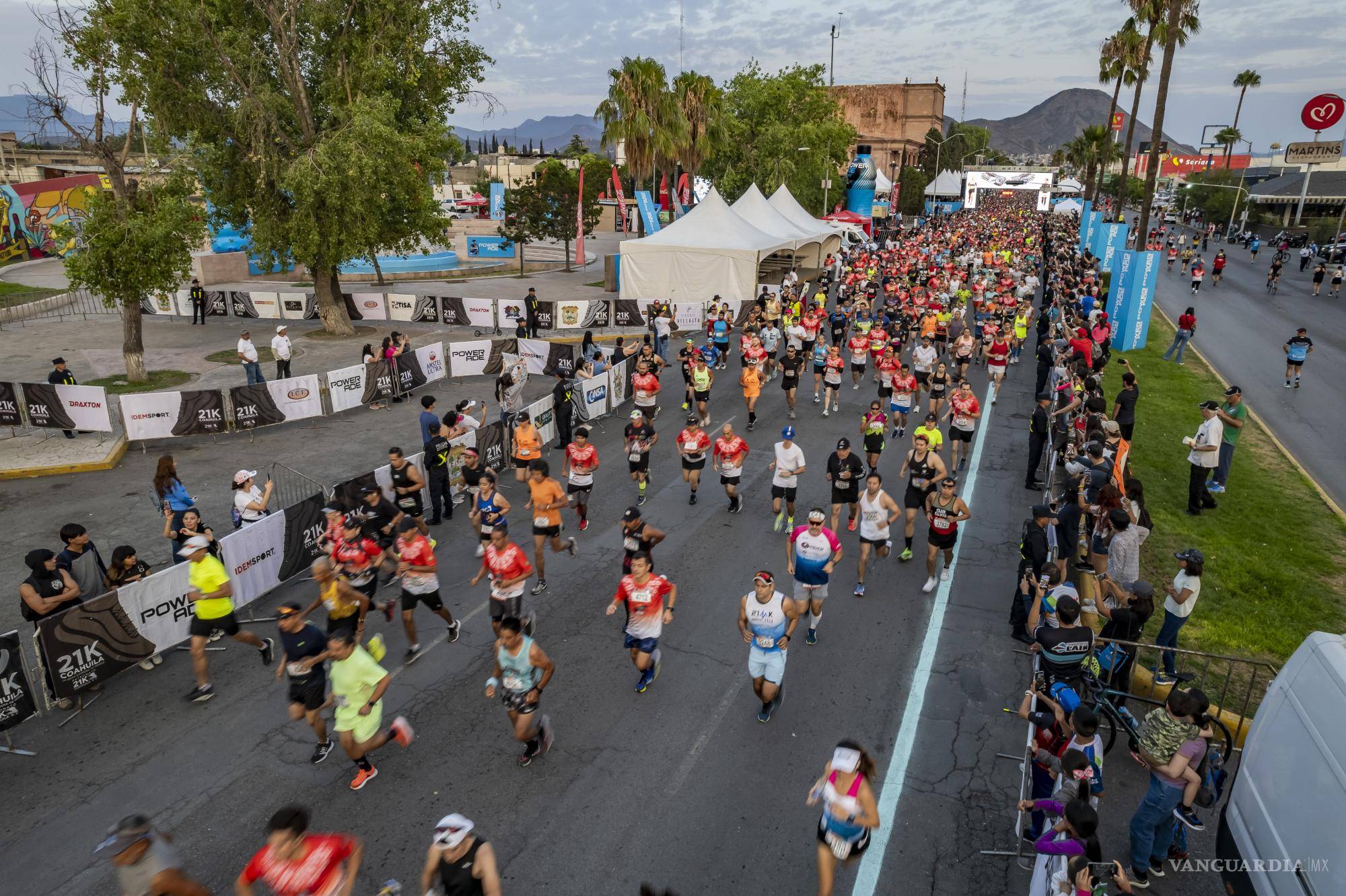 $!Los casi 6 mil corredores iniciaron a máxima velocidad en búsqueda de cumplir con sus objetivos.