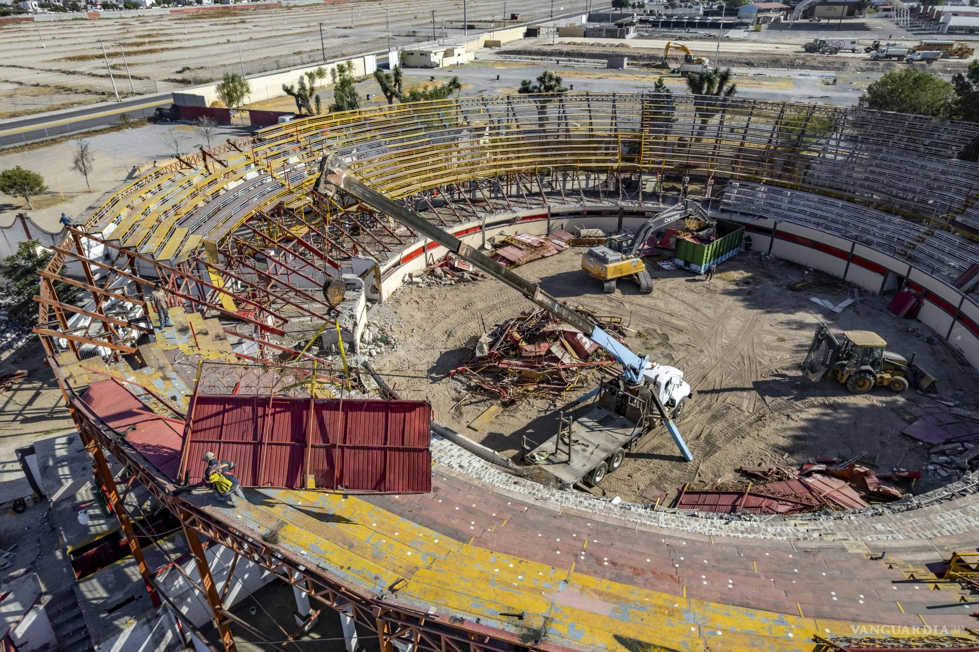 $!Luego de más de 30 años de existencia, la Plaza de Toros Armillita es desmantelada, como parte del proyecto del nuevo Centro de Convenciones.