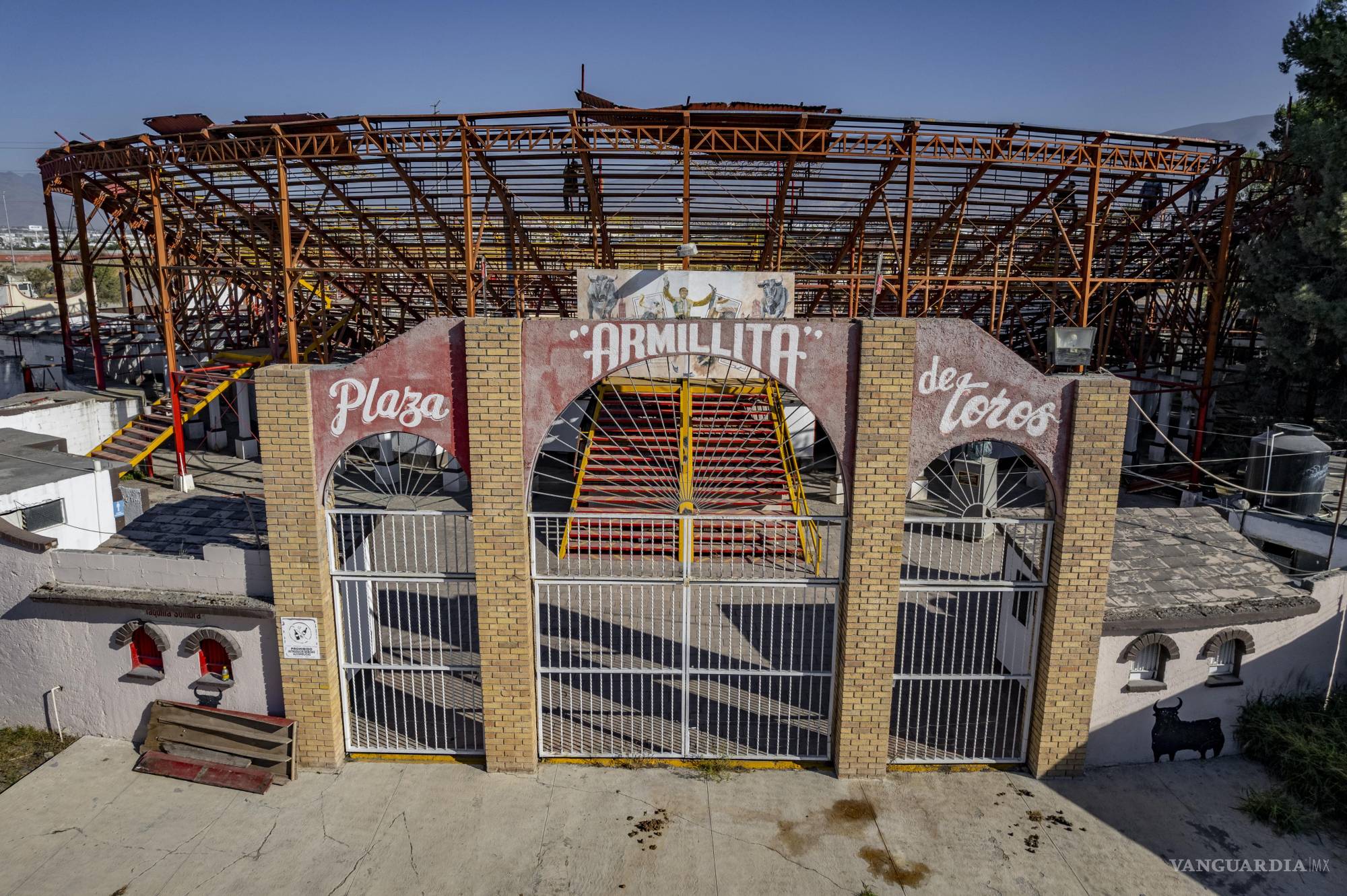 $!Luego de más de 30 años de existencia, la Plaza de Toros Armillita es desmantelada, como parte del proyecto del nuevo Centro de Convenciones.