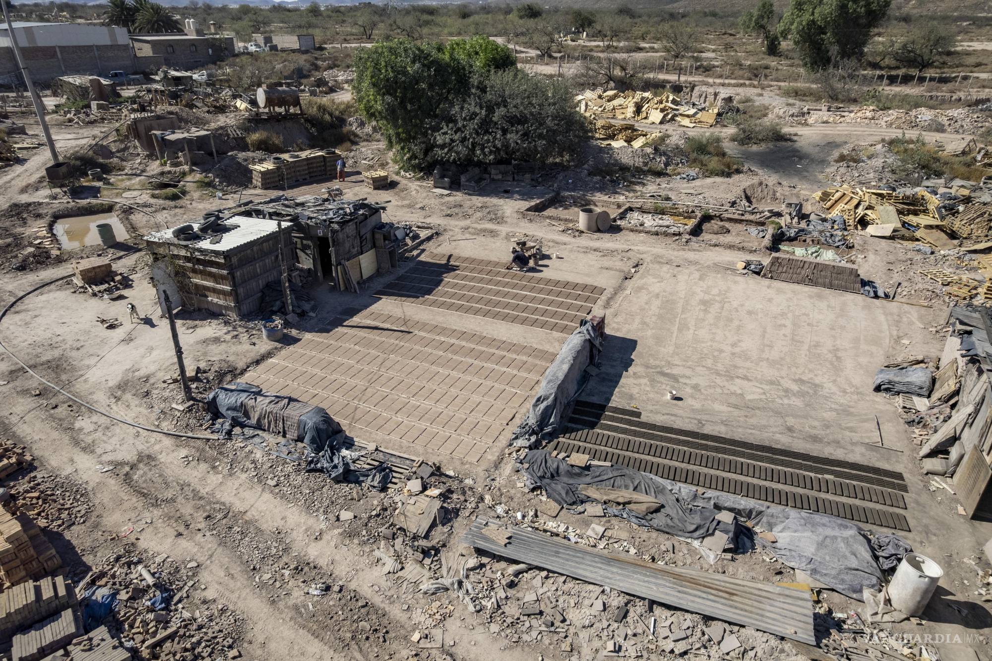 $!‘Batallamos para subsistir’: ladrilleros de Saltillo, entre la carencia y la contaminación del aire