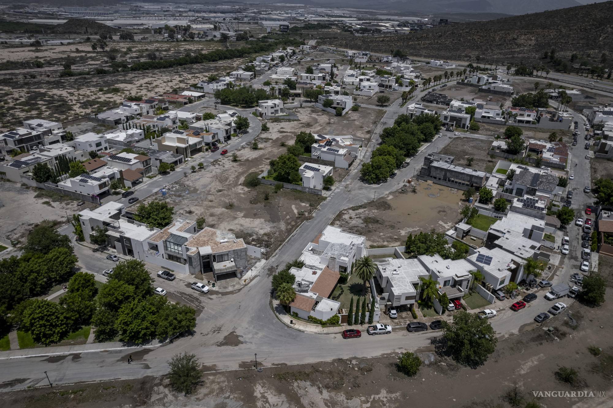 Saltillo: a pesar de inundaciones, siguen caras casas del sector norte