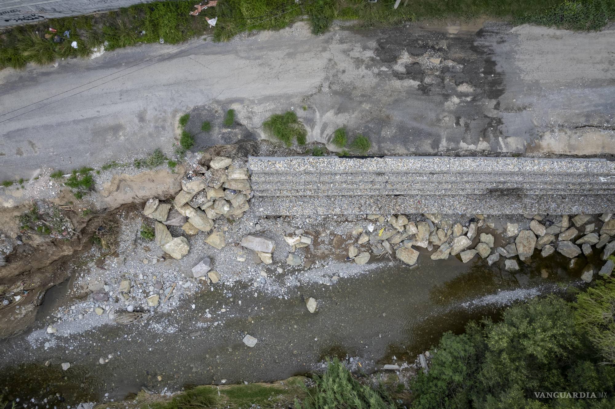 $!Las malas condiciones en algunos tramos de los arroyos generan complicaciones con el paso natural del agua.
