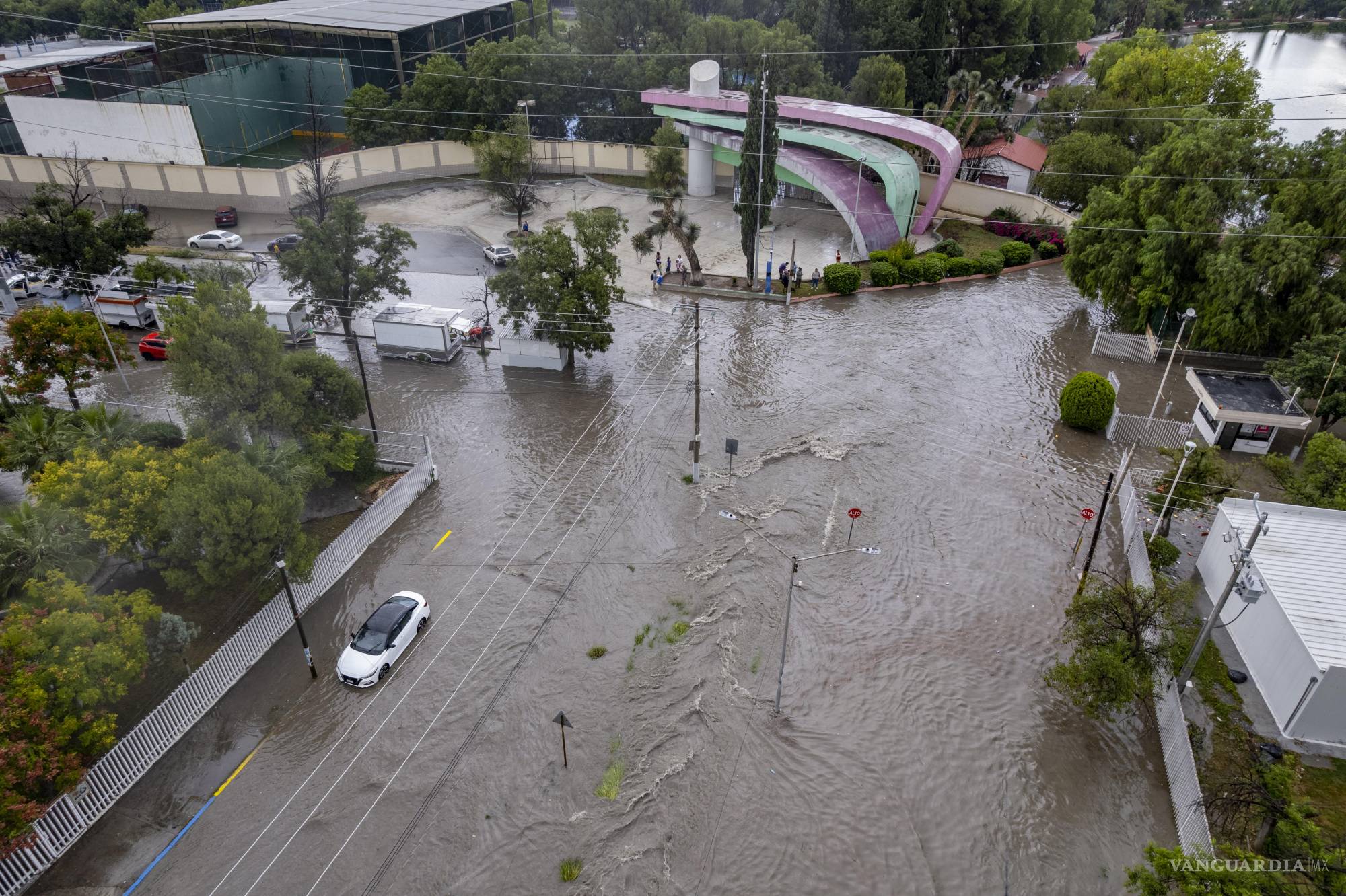 $!Las fuertes lluvias volvieron a causar estragos, provocando inundaciones y encharcamientos y pusieron en la mira la gran cantidad de basura que se acumula en las calles y que es parte del problema. Entrada de la Cd. Deportiva el pasado jueves 28 de agosto.