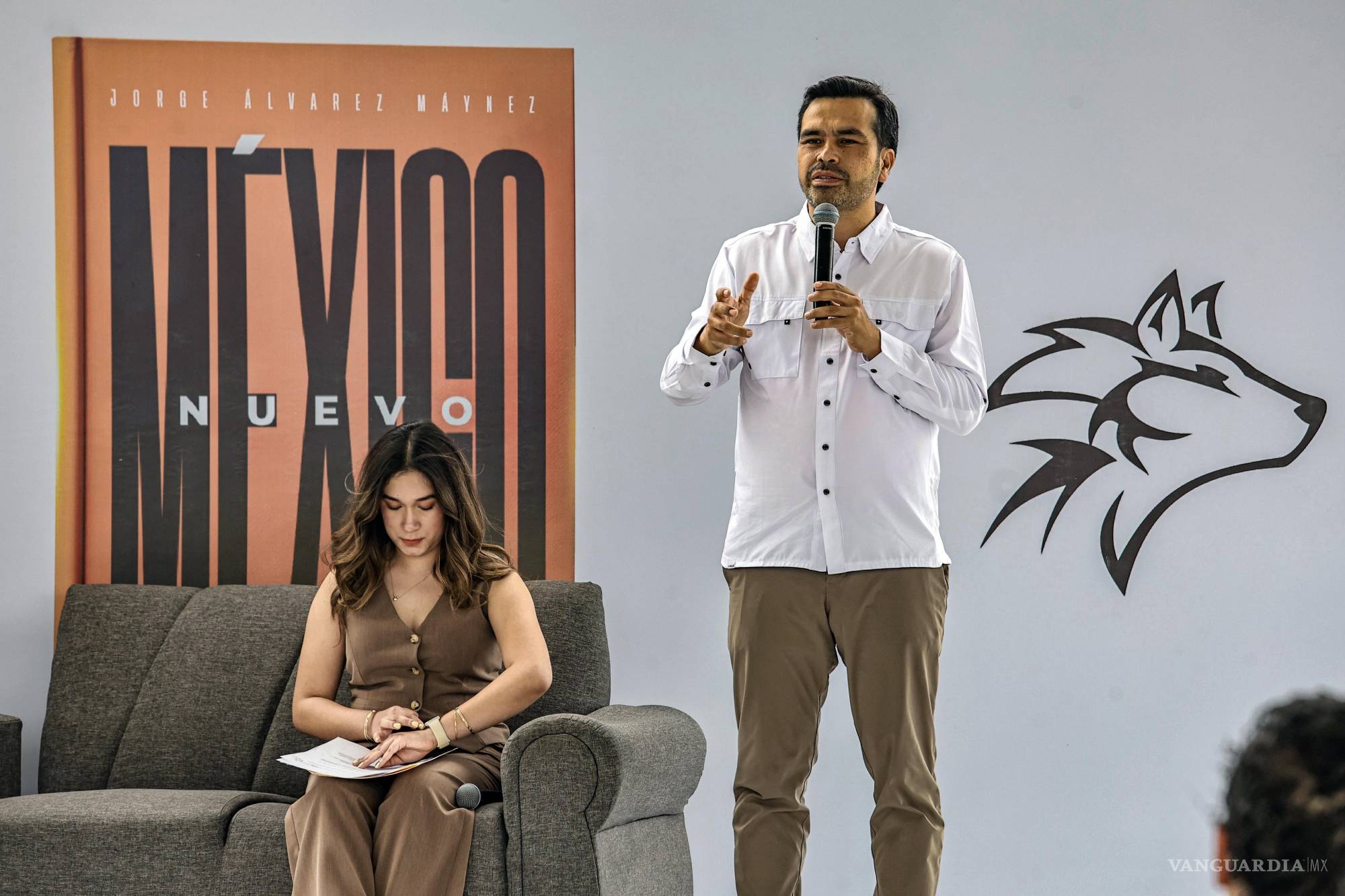 $!Jorge Álvarez Máynez, coordinador nacional de Movimiento Ciudadano, y excandidato a la Presidencia de México visitó la ciudad y presentó su libro en la Universidad de Durango.